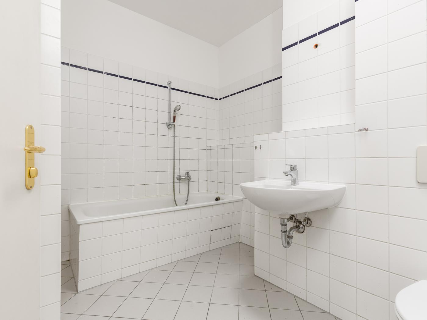 Wannenbad mit Duschfunktion und Oberlicht Wannenbad mit Duschfunktion und Oberlicht