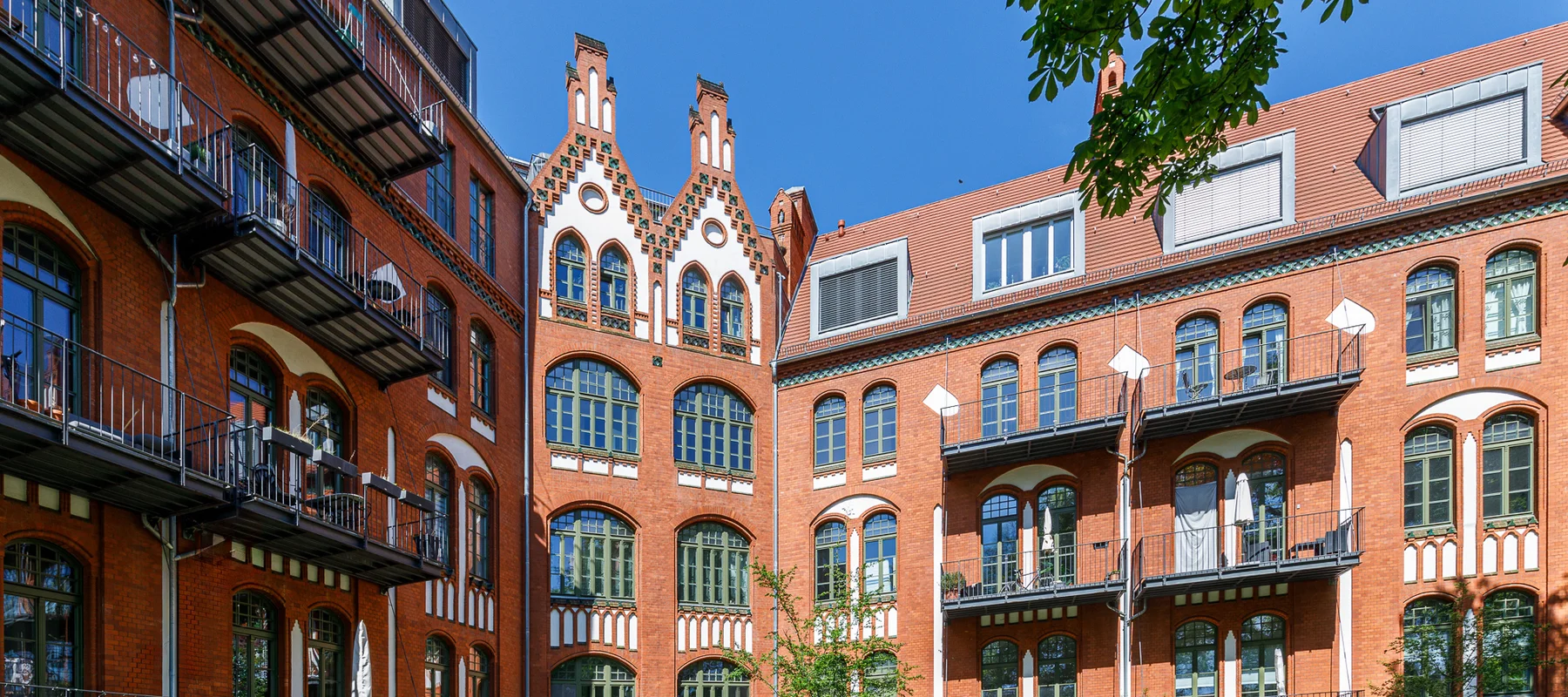 Lichtdurchfluteter Altbau mit privater Parkanlage & Tiefgaragenstellplatz im historischen Ensemble „Joli Coeur“
