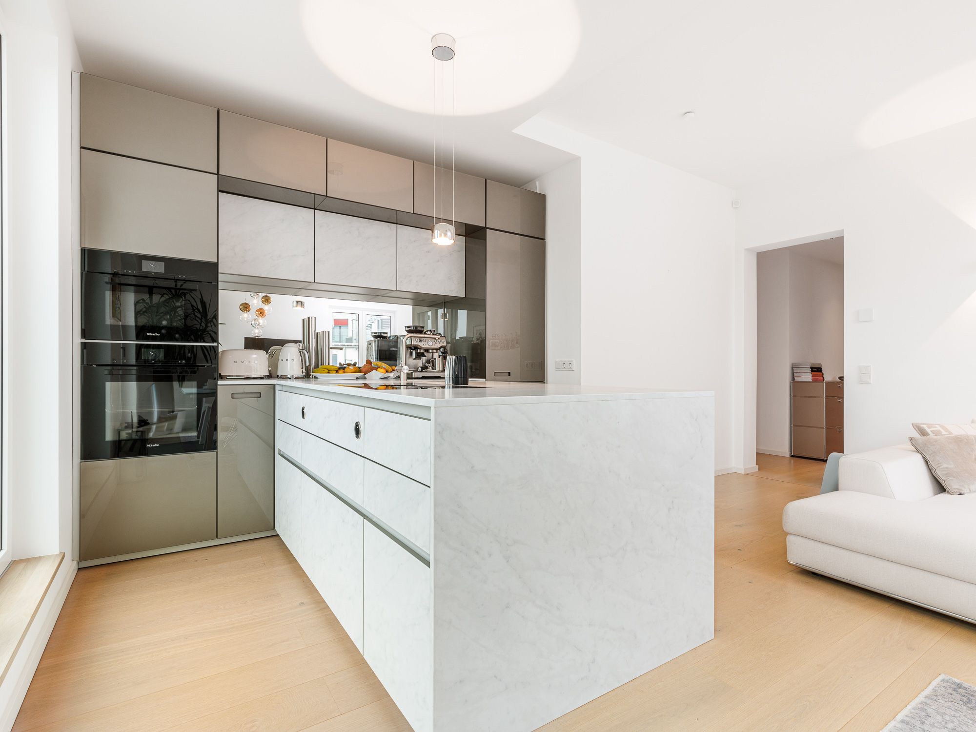 Moderne Einbauküche von NEXT 125 mit Geräten von Bora und Miele