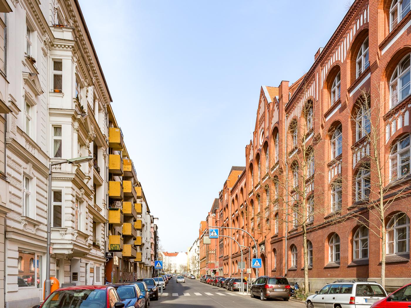 Ansicht der Anliegerstraße und Nachbarschaft Ansicht der Anliegerstraße und Nachbarschaft