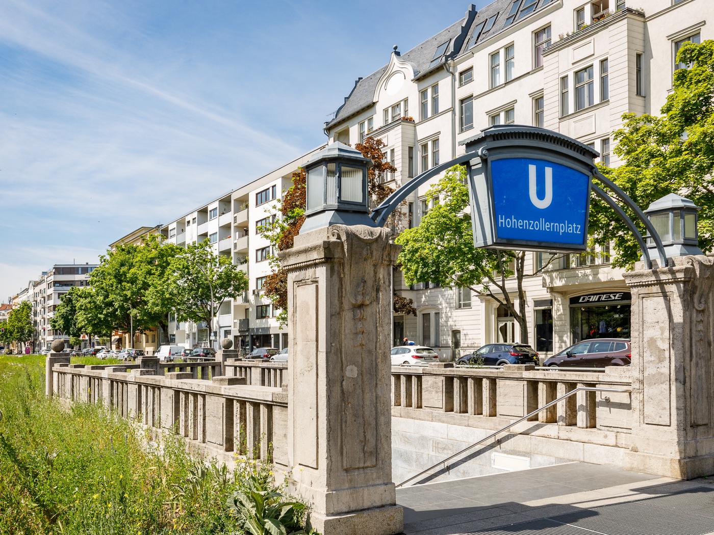 Hervorragende Verkehrsanbindung durch U-Bahn vor dem Haus Hervorragende Verkehrsanbindung durch U-Bahn vor dem Haus