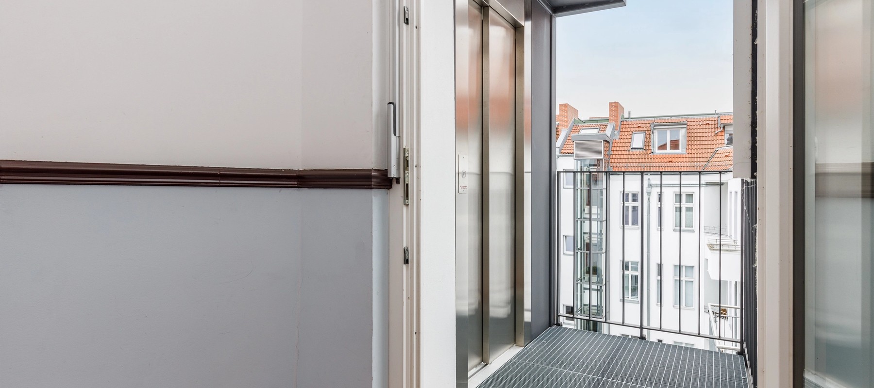 Zugang zum Personenaufzug Zugang zum Personenaufzug