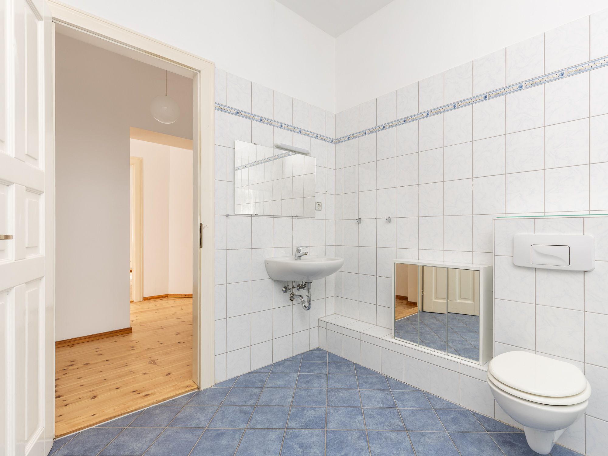 Gepflegtes, tagesbelichtetes Bad 