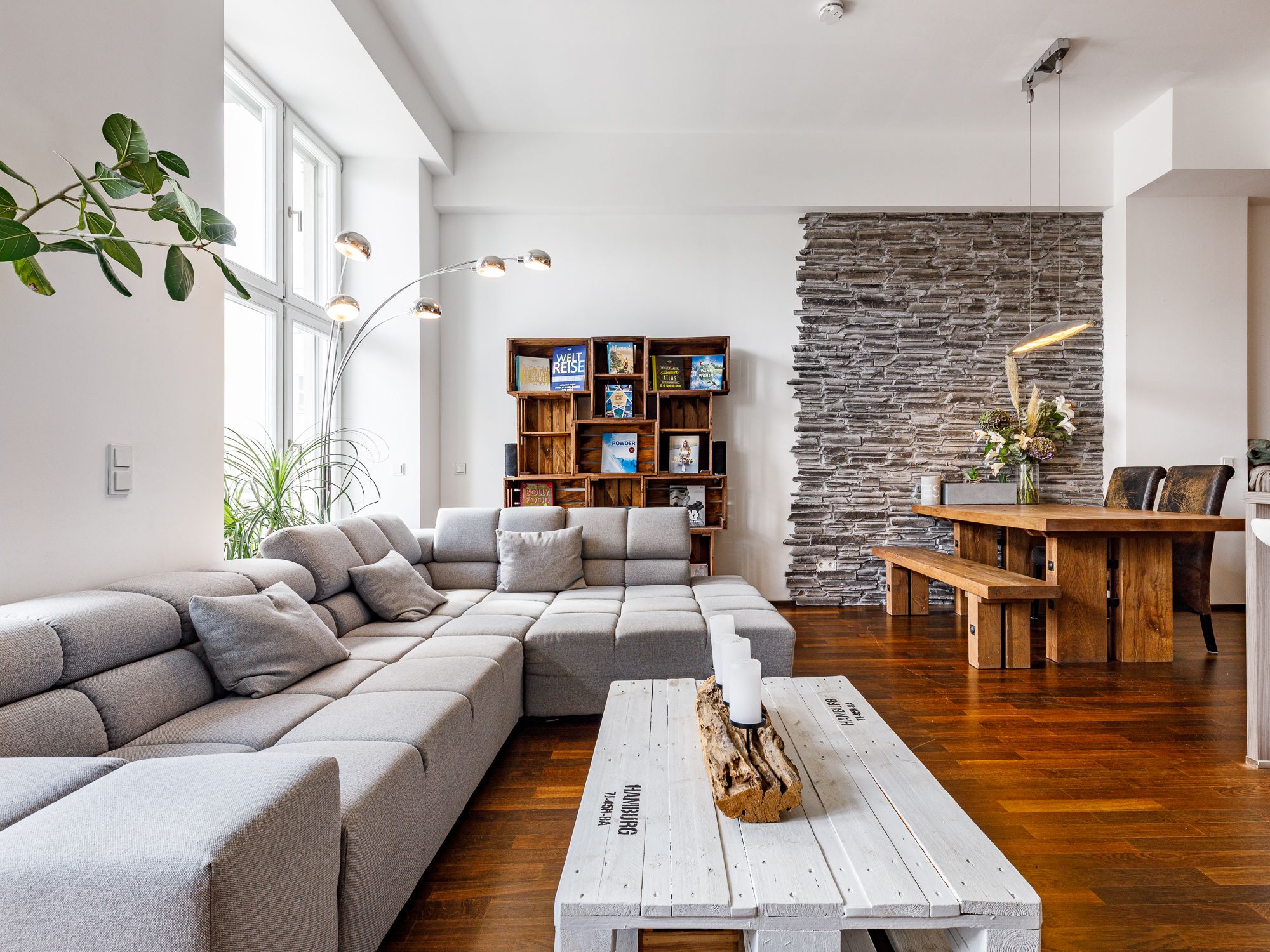 Loftartiger Wohn- & Essbereich mit Balkon 