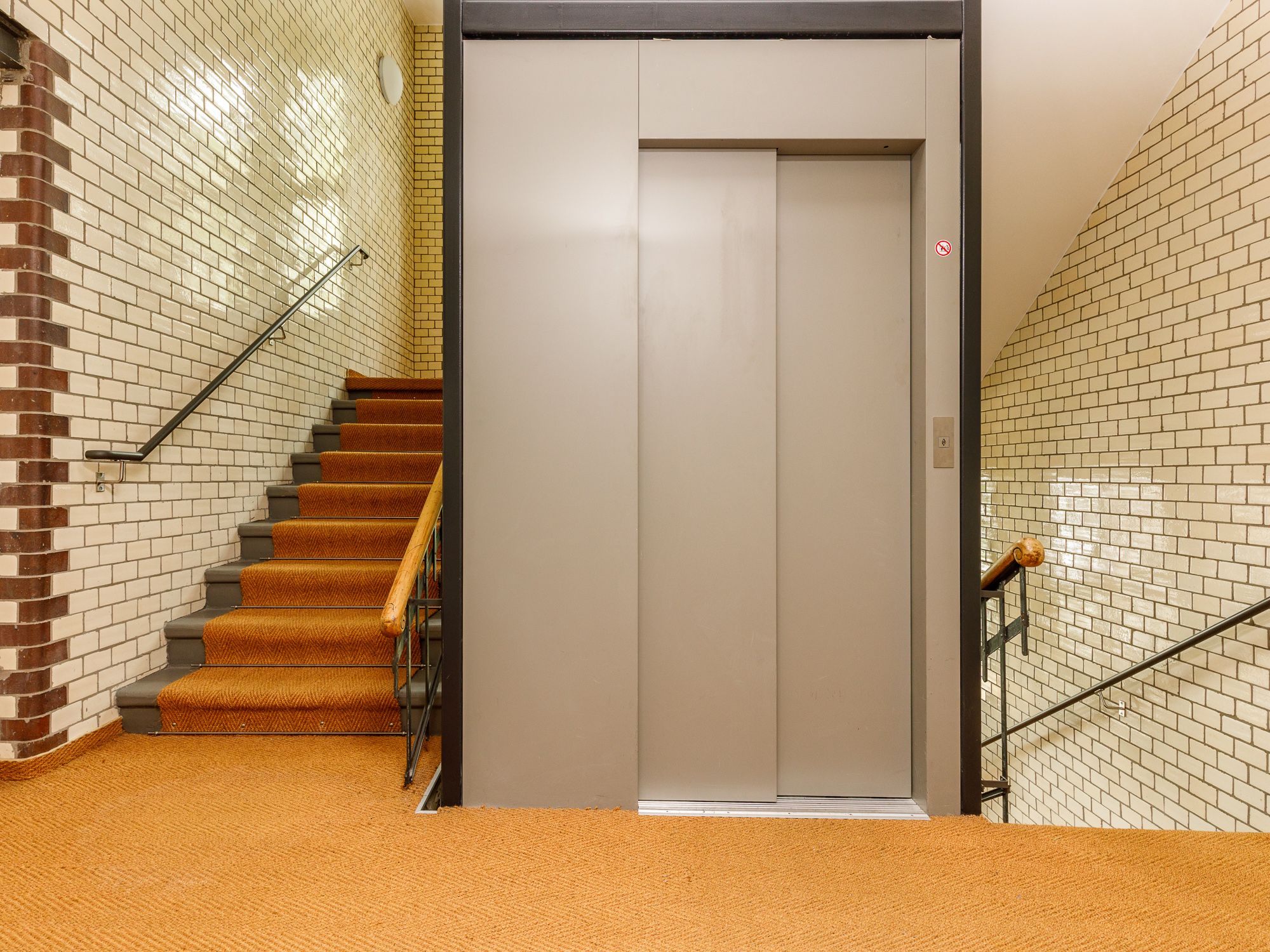 Ansicht des Treppenhauses mit Personenaufzug 