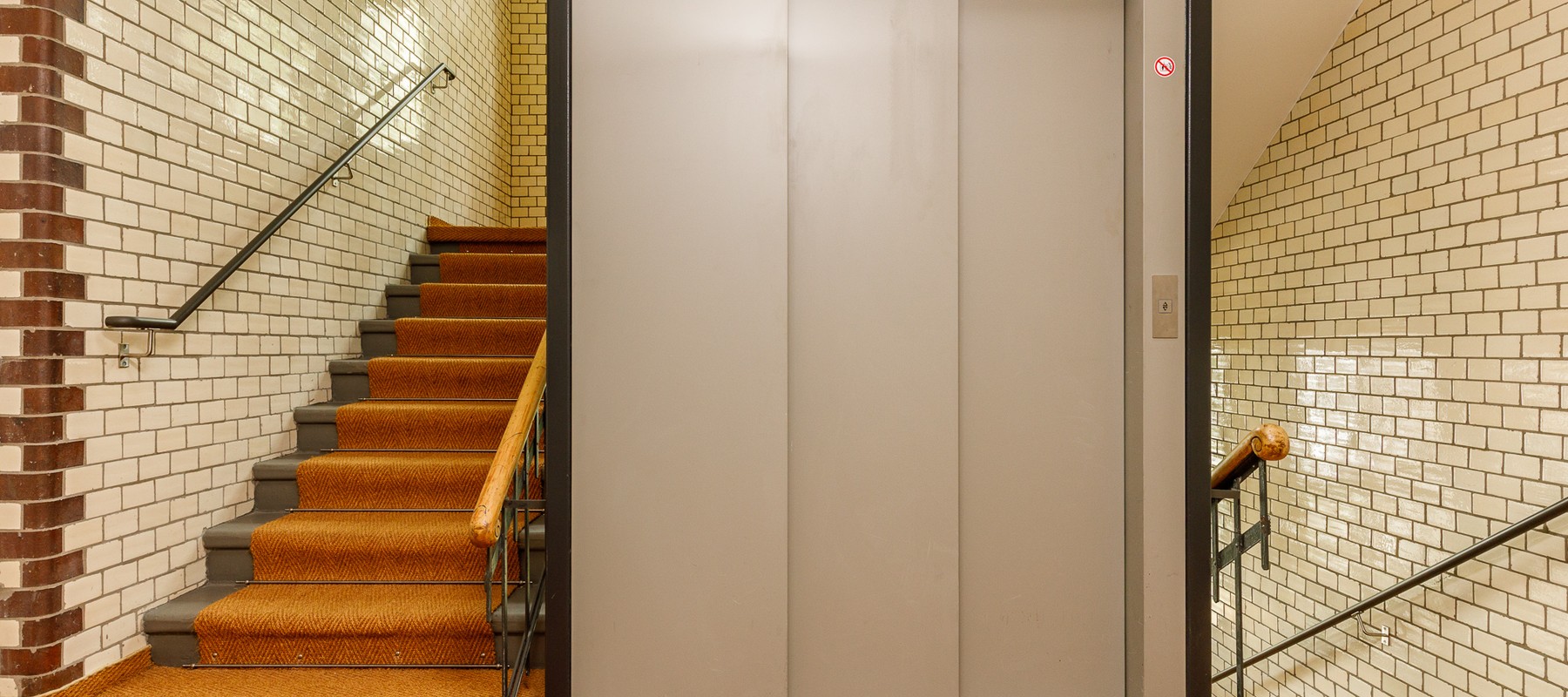 Ansicht des Treppenhauses mit Personenaufzug Ansicht des Treppenhauses mit Personenaufzug