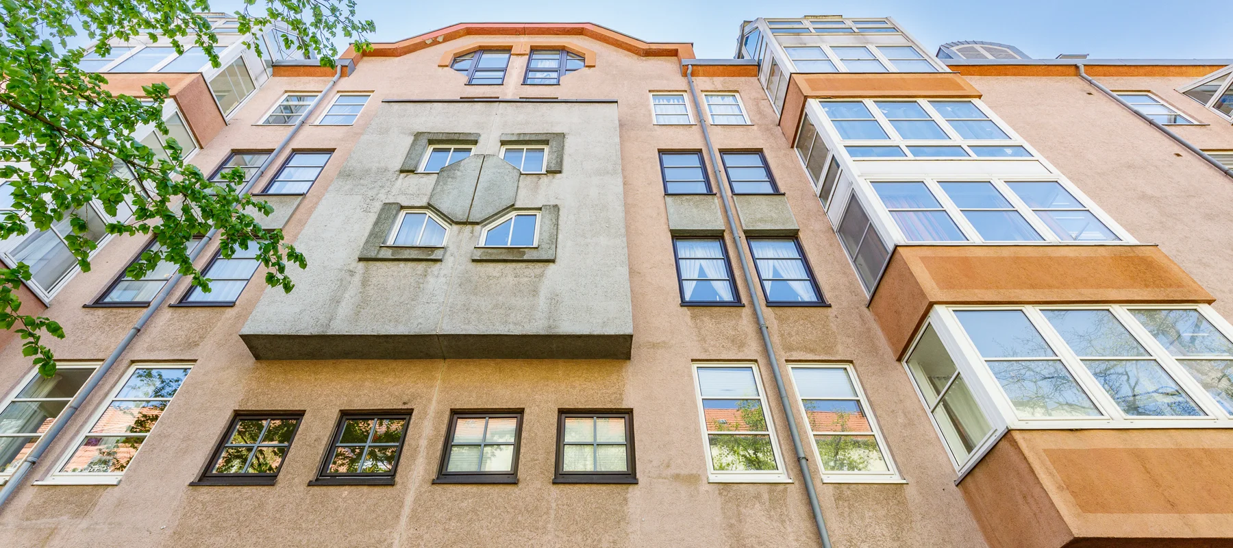 Light-Filled Corner Residence with Winter Garden Near Bundesplatz and Volkspark Wilmersdorf