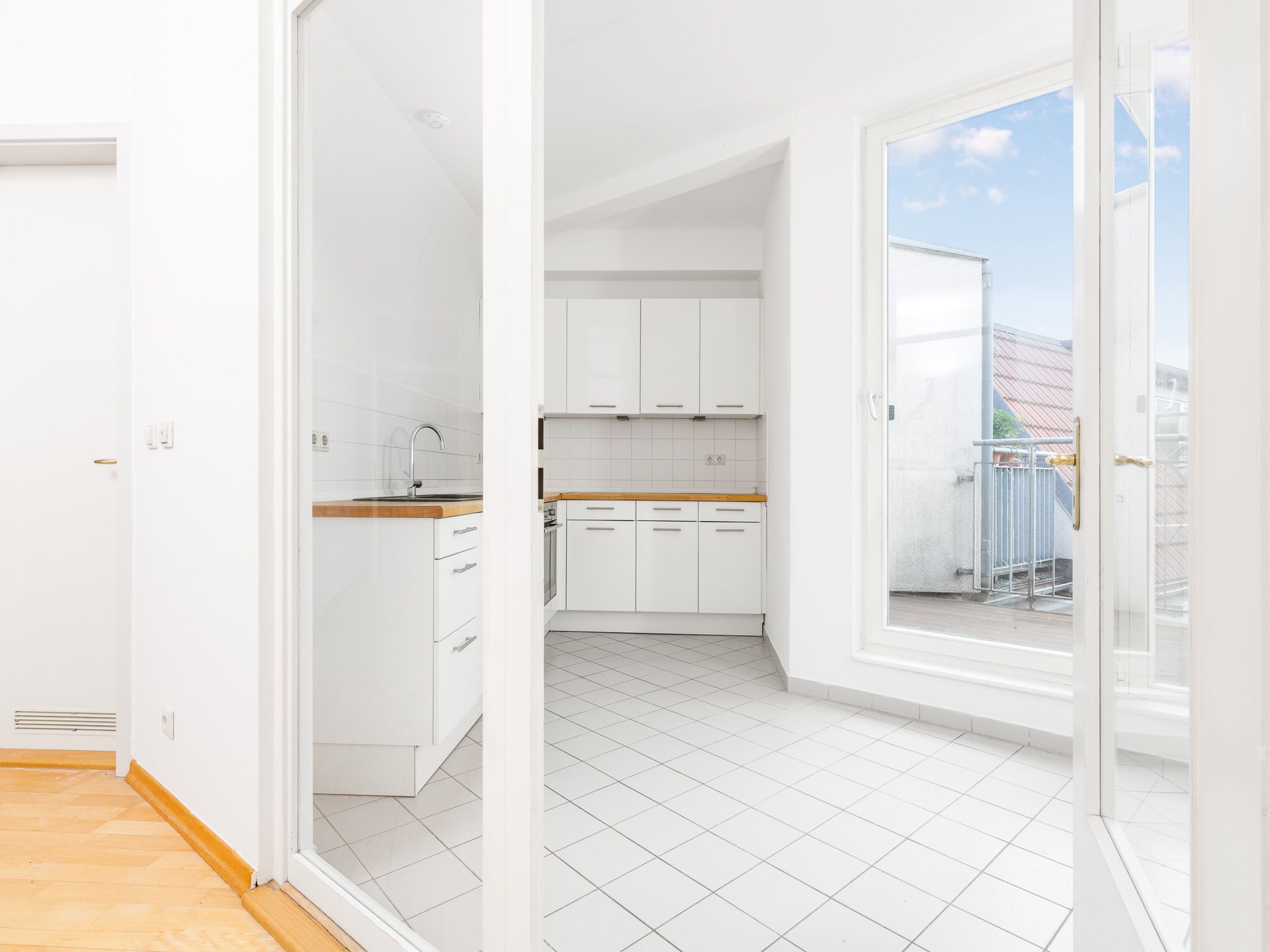 Gepflegte Einbauküche mit Balkon zum Innenhof 