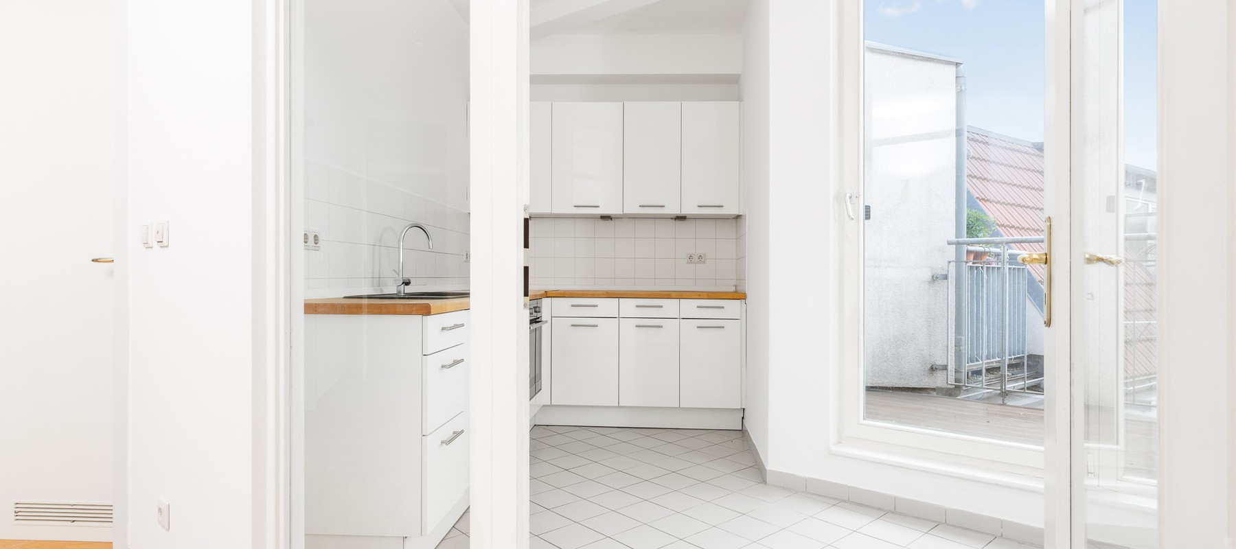 Gepflegte Einbauküche mit Balkon zum Innenhof Gepflegte Einbauküche mit Balkon zum Innenhof