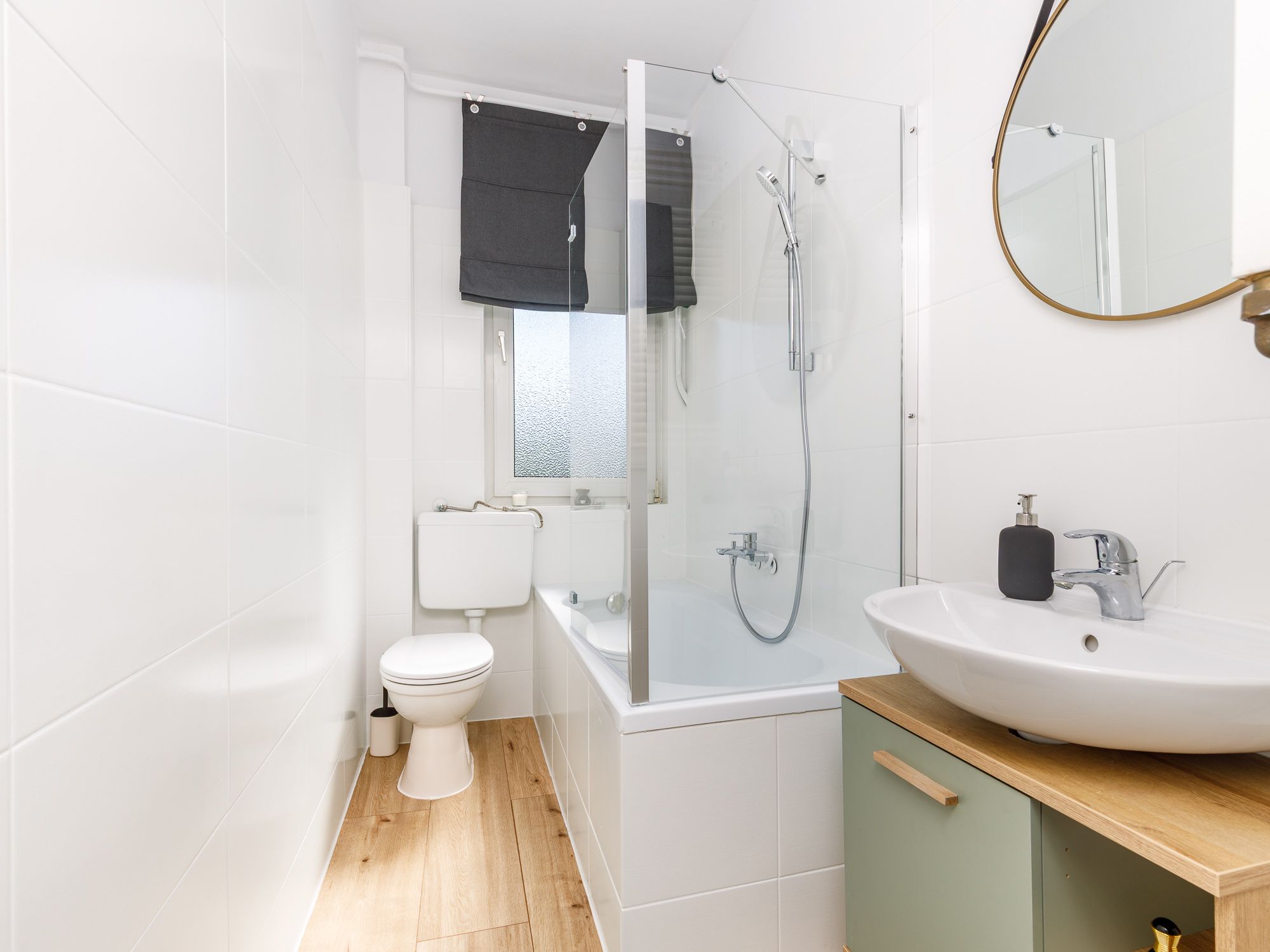 Tagesbelichtetes Wannenbad mit moderner Ausstattung