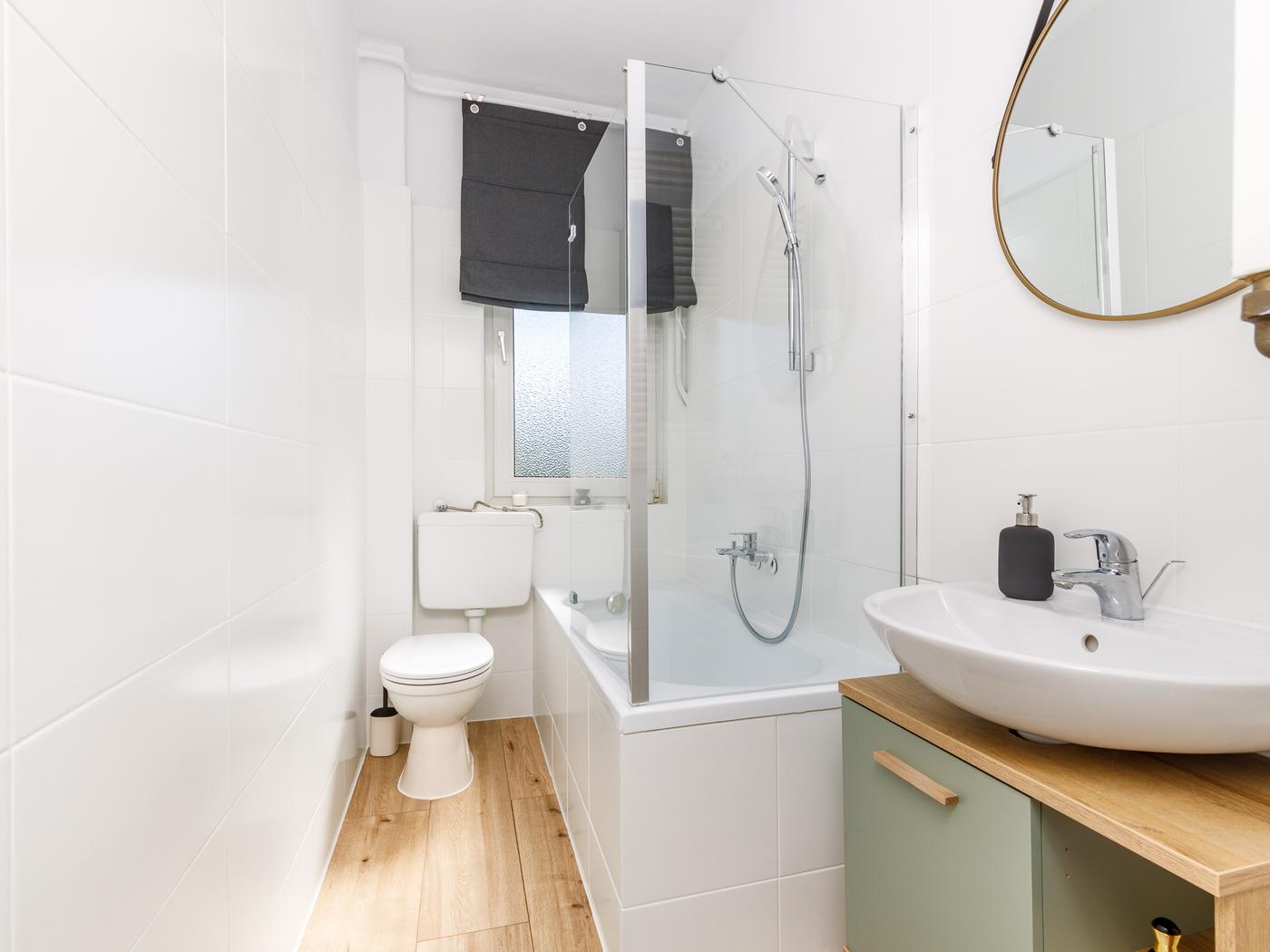 Tagesbelichtetes Wannenbad mit moderner Ausstattung Tagesbelichtetes Wannenbad mit moderner Ausstattung