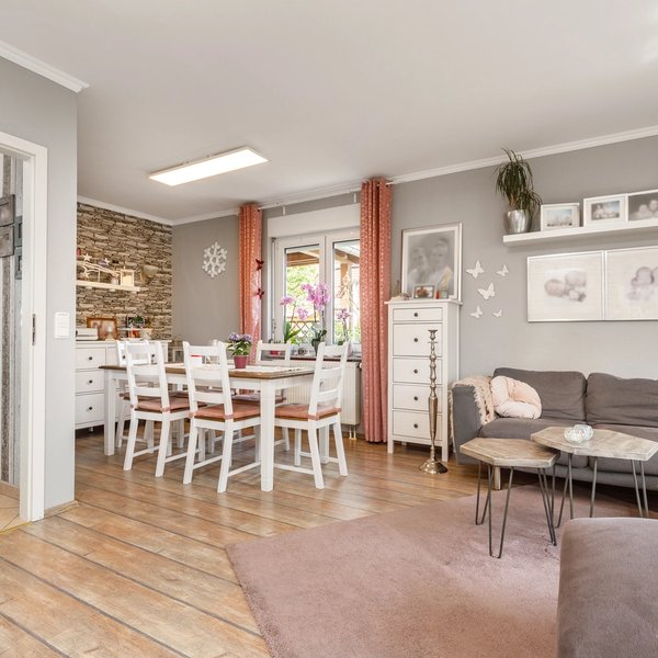 Wohnbereich Terrassenzugang Steinwand Deckenleuchte