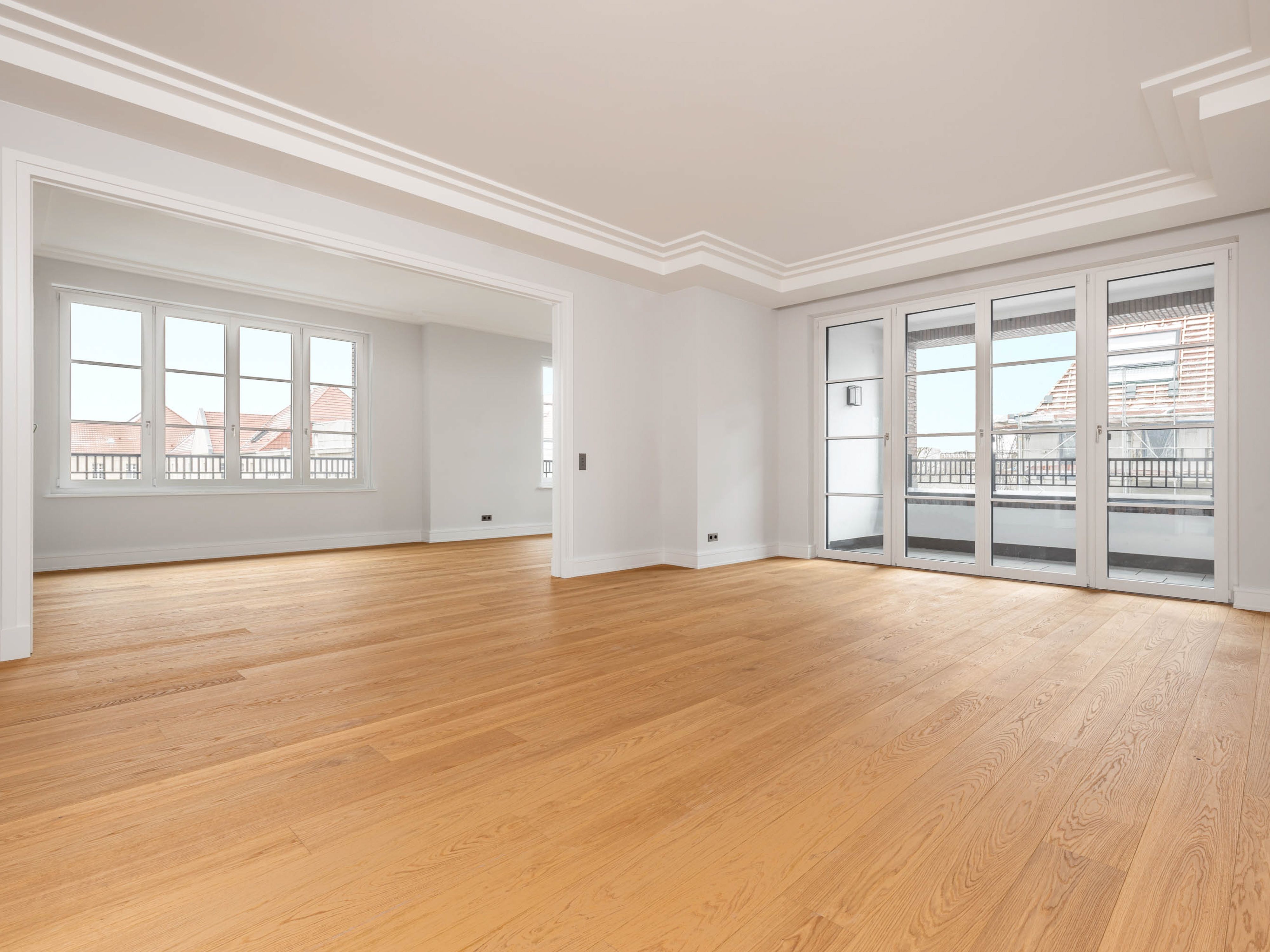 Lichtdurchflutetes und offenes Wohnzimmer mit hochwertigem Dielenfußboden