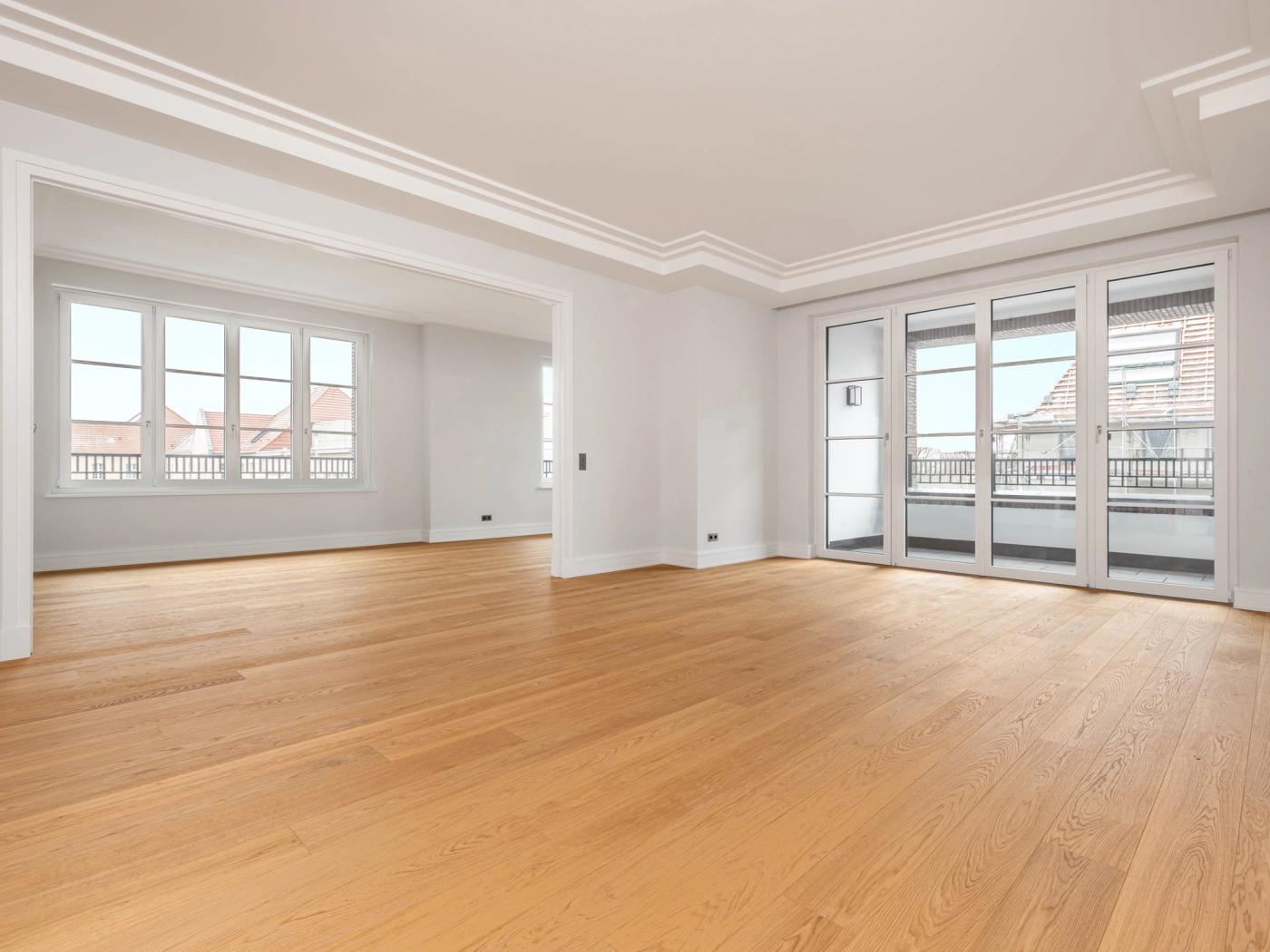 Lichtdurchflutetes und offenes Wohnzimmer mit hochwertigem Dielenfußboden Lichtdurchflutetes und offenes Wohnzimmer mit hochwertigem Dielenfußboden