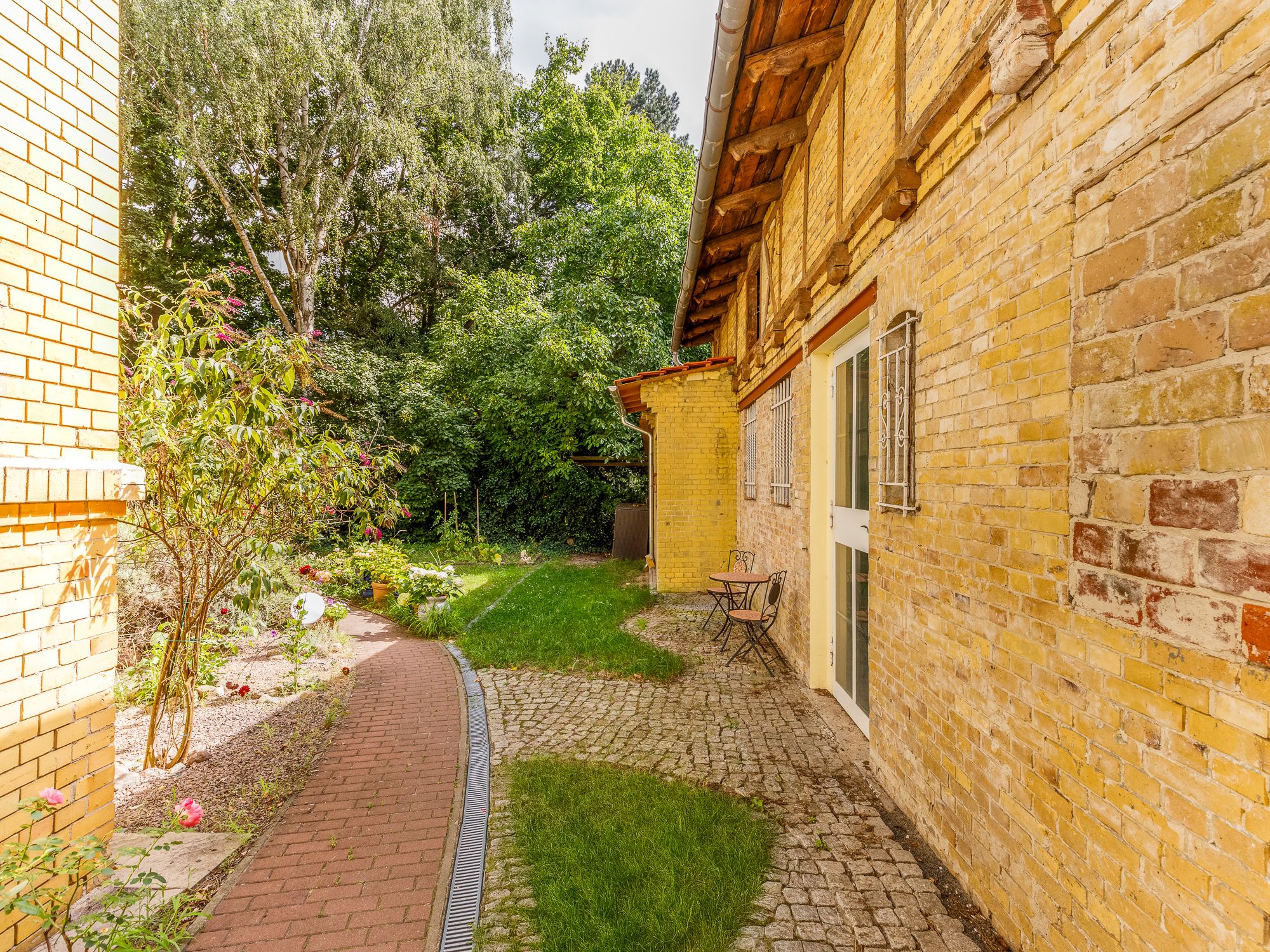 Entrance area with terrace and garden 