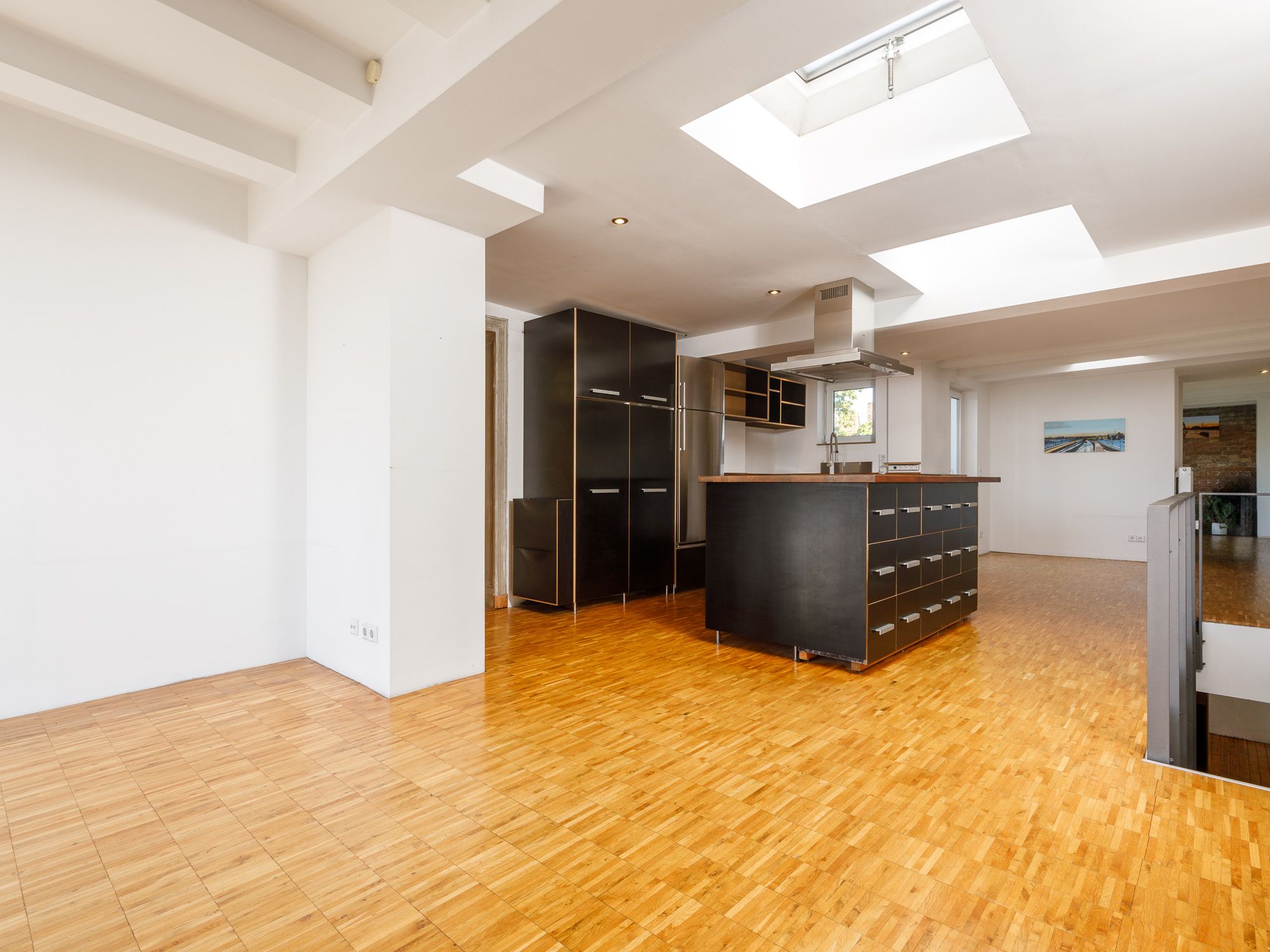 Offener Wohn-Essbereich mit Küche samt Kochinsel