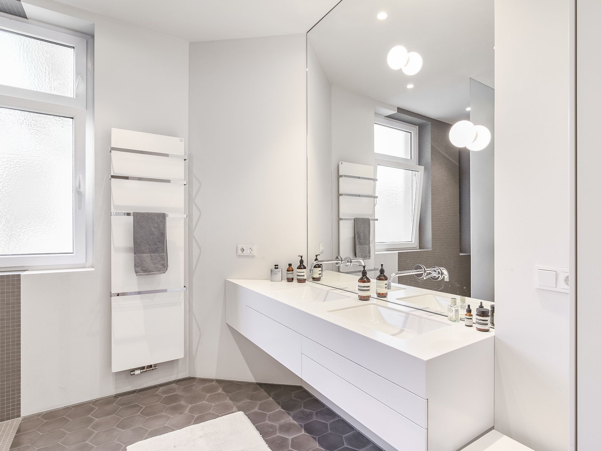 Tagesbelichtetes Duschbad mit Doppelwaschtisch 