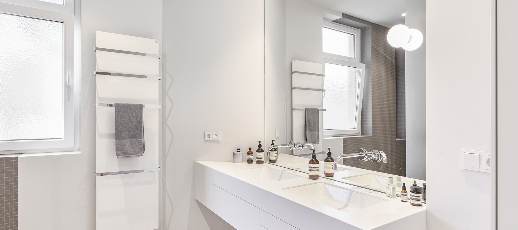 Tagesbelichtetes Duschbad mit Doppelwaschtisch Tagesbelichtetes Duschbad mit Doppelwaschtisch