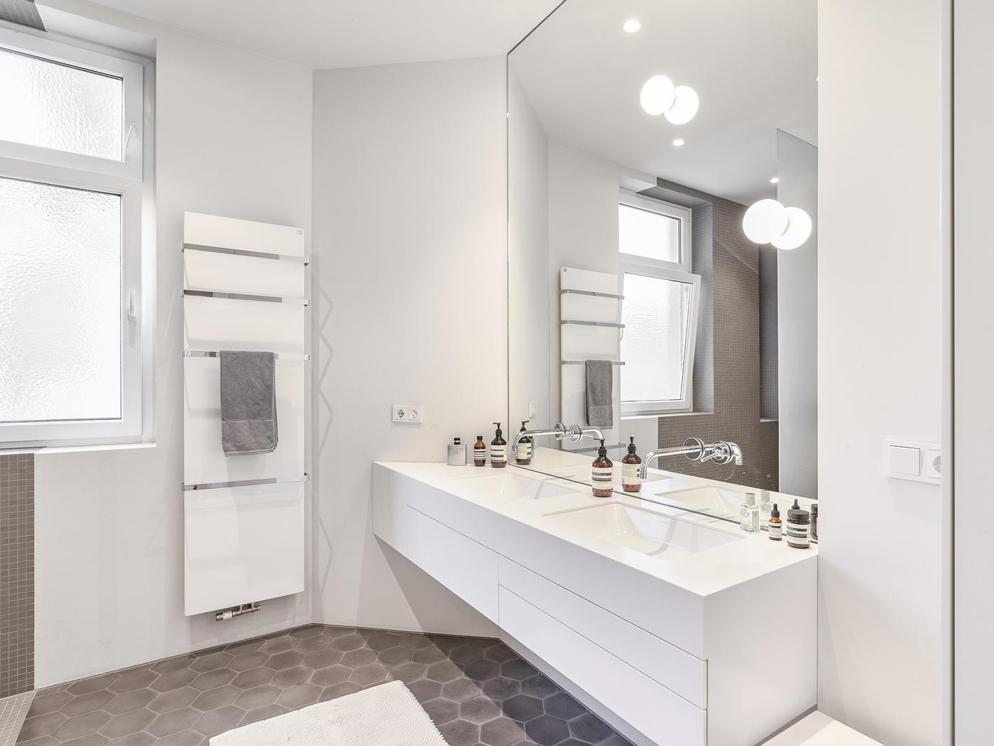 Tagesbelichtetes Duschbad mit Doppelwaschtisch Tagesbelichtetes Duschbad mit Doppelwaschtisch