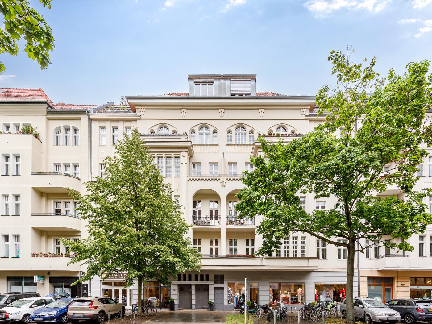 Helle Altbauwohnung mit Balkon in beliebter Lage nahe Kurfürstendamm