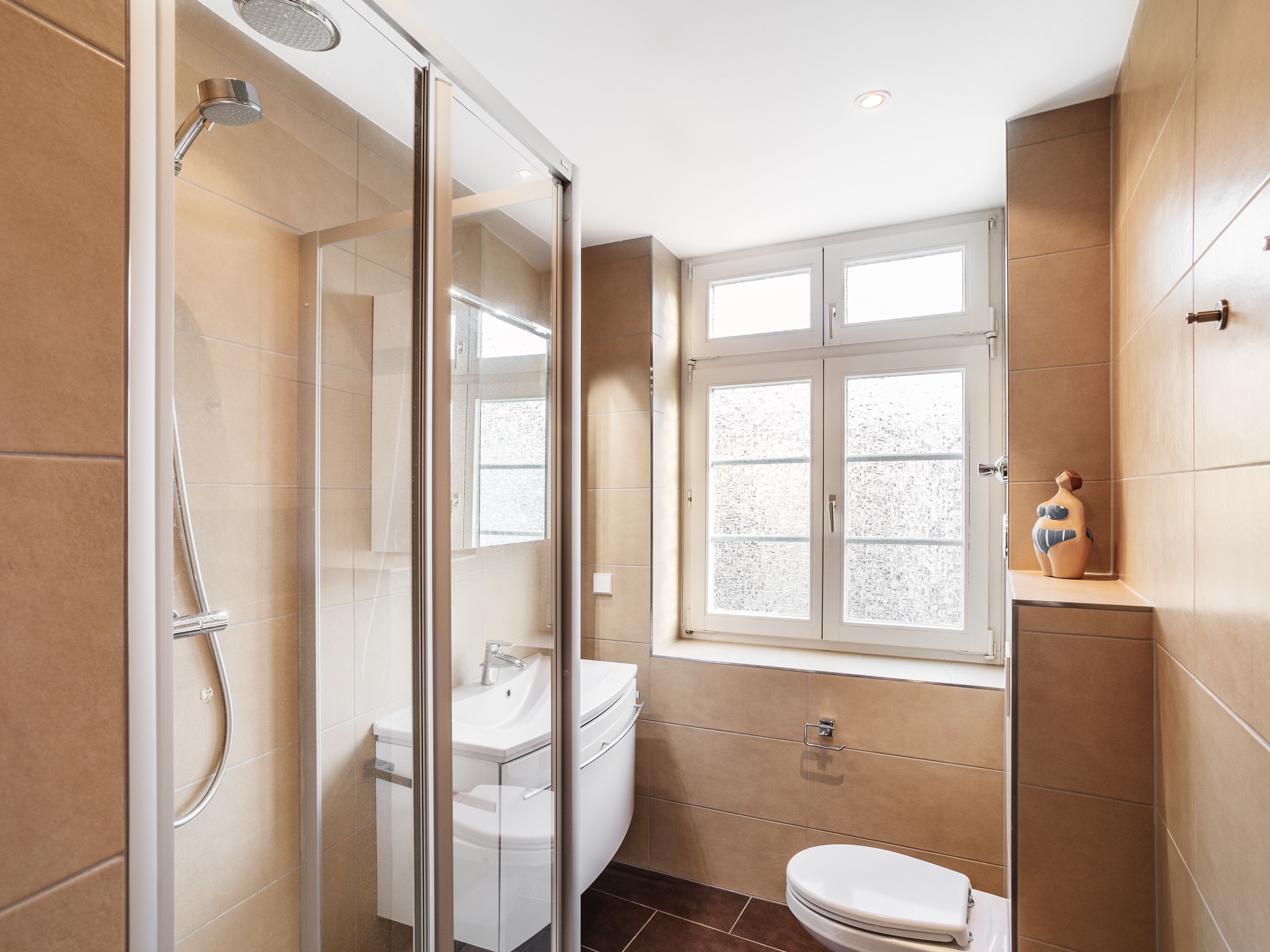 Tagesbelichtetes Bad mit Dusche 