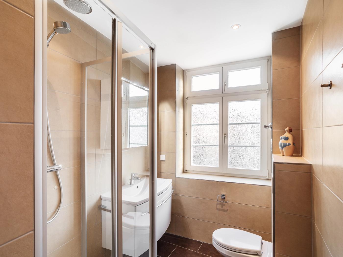 Tagesbelichtetes Bad mit Dusche Tagesbelichtetes Bad mit Dusche