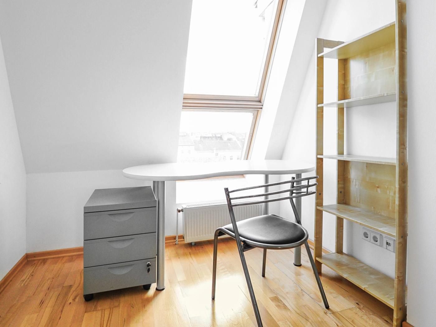 Kleiner Arbeitsbereich mit Ausblick auf den Innenhof  Kleiner Arbeitsbereich mit Ausblick auf den Innenhof