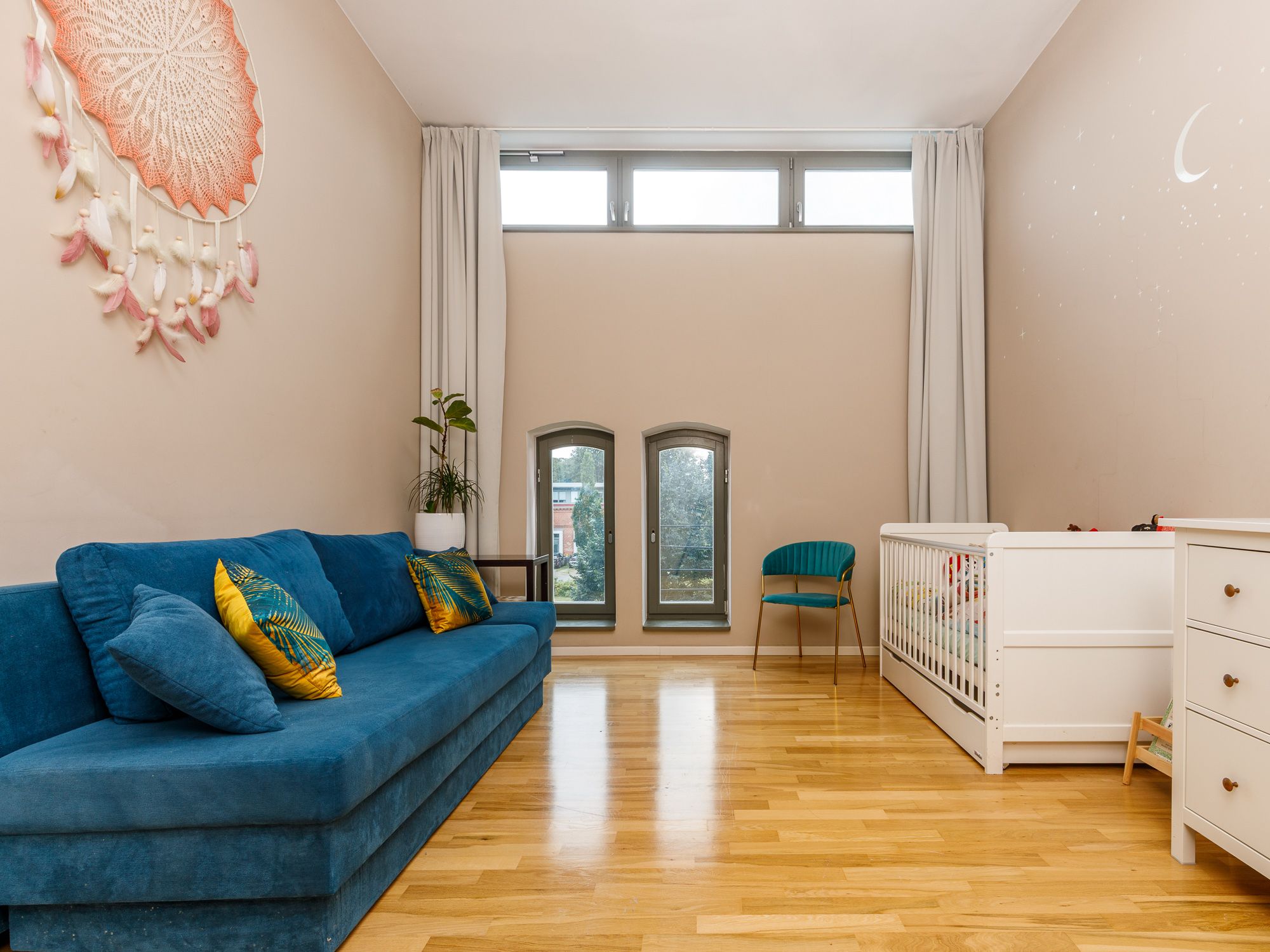 Stillvolles Kinderzimmer mit Schlafsofa 