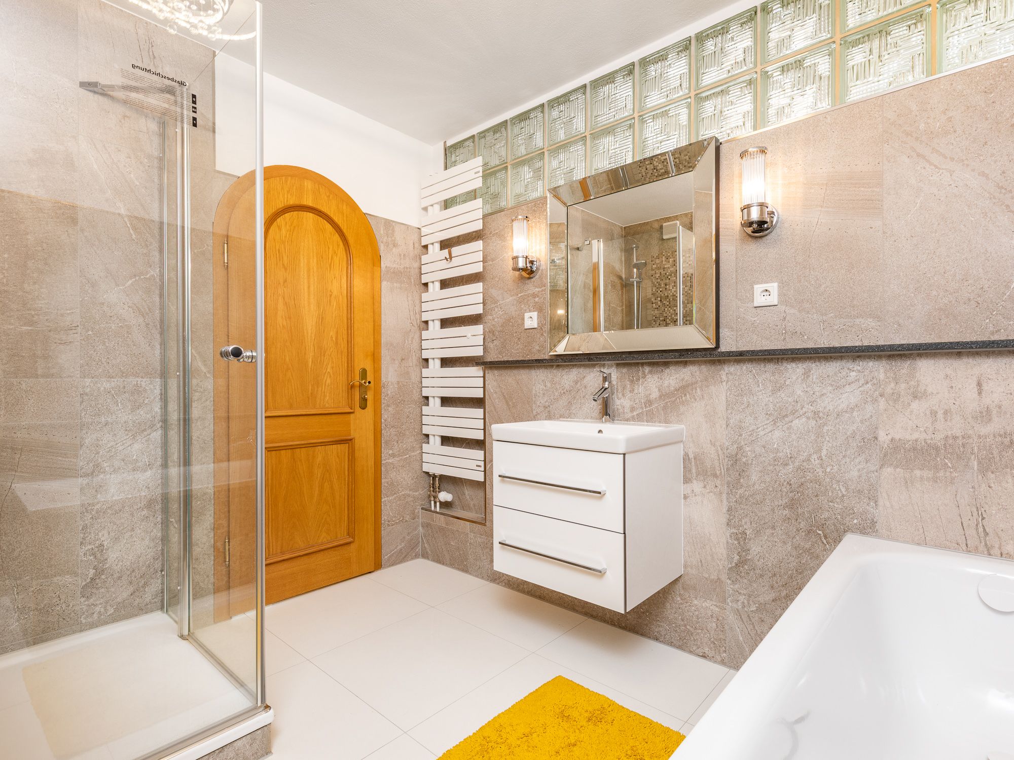 Modernes Vollbad mit Dusche und Wanne 