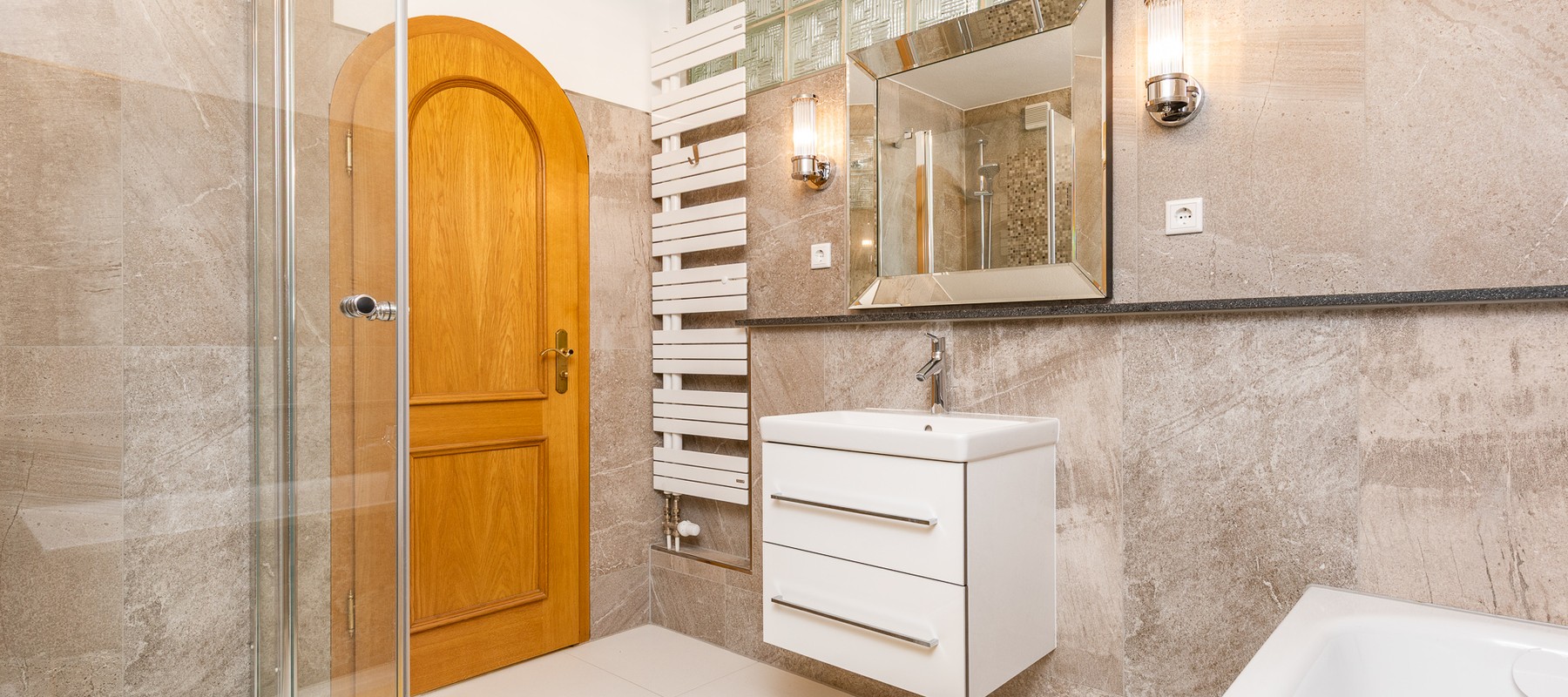 Modernes Vollbad mit Dusche und Wanne Modernes Vollbad mit Dusche und Wanne
