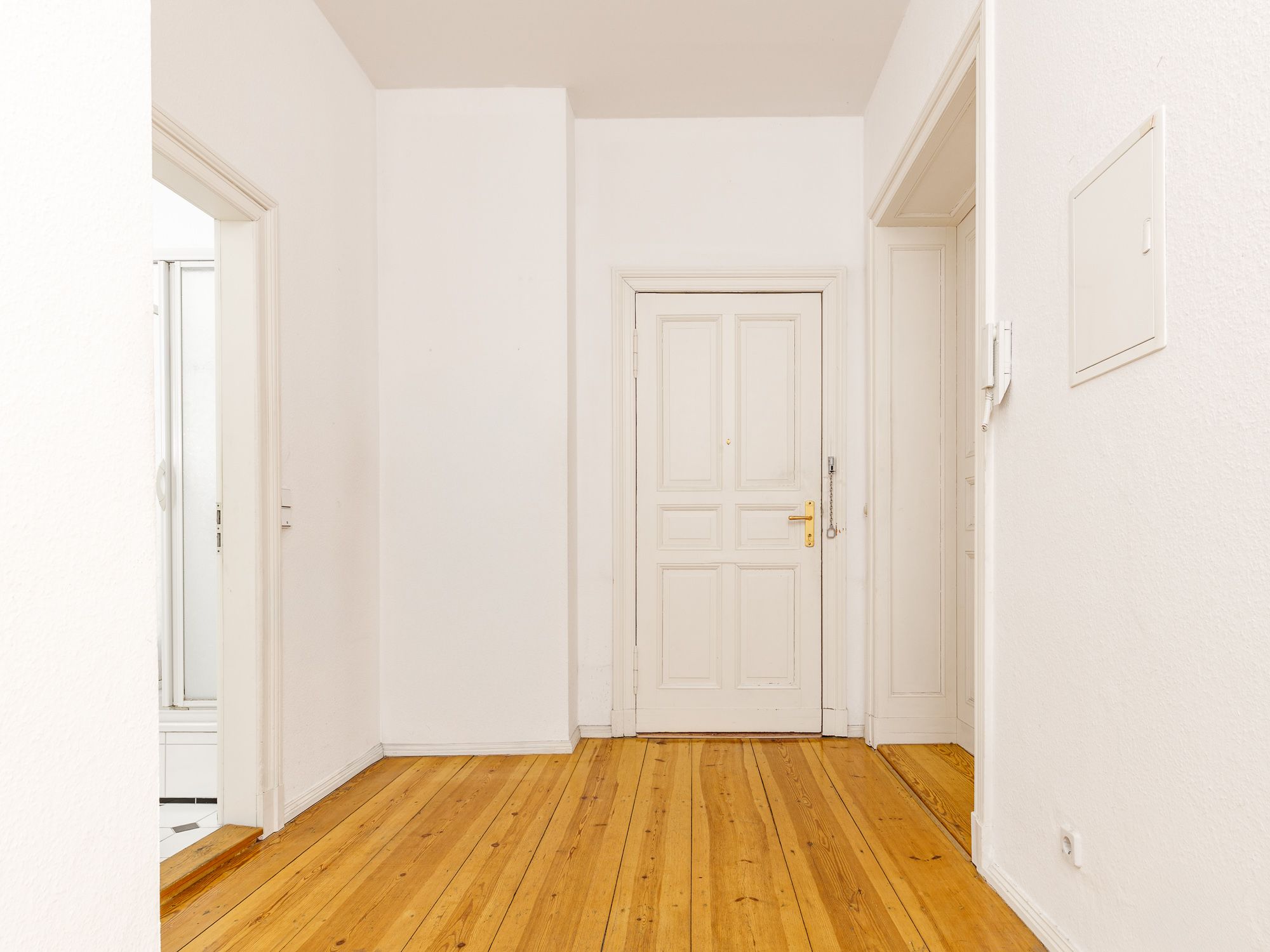 Großzügiger Eingangsbereich mit Gegensprechanlage 