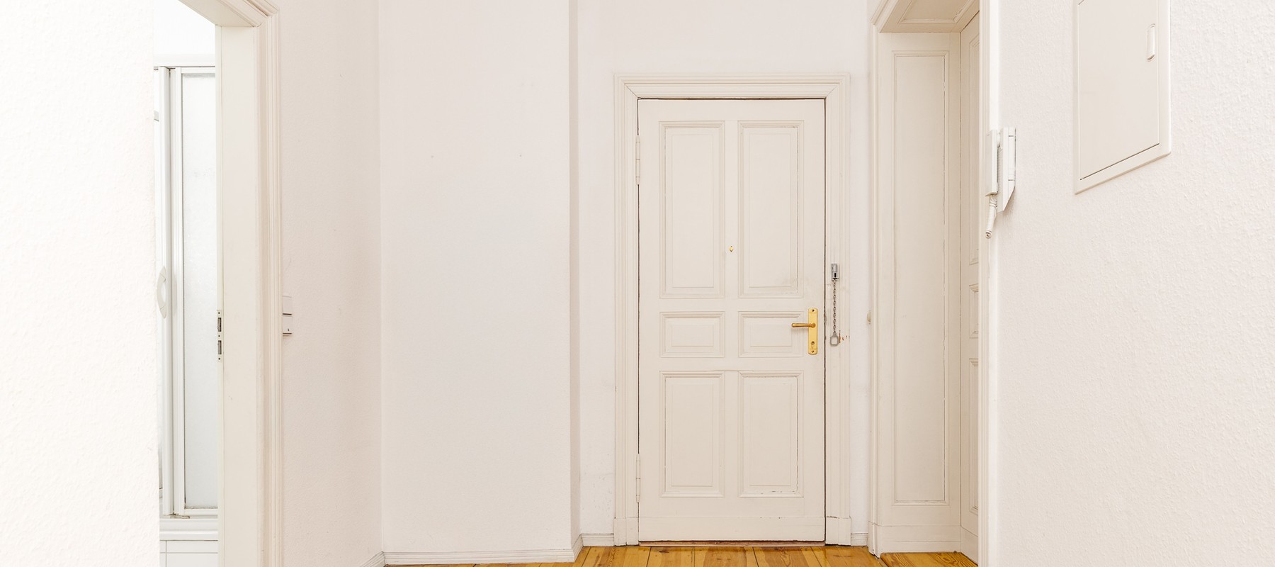 Großzügiger Eingangsbereich mit Gegensprechanlage Großzügiger Eingangsbereich mit Gegensprechanlage