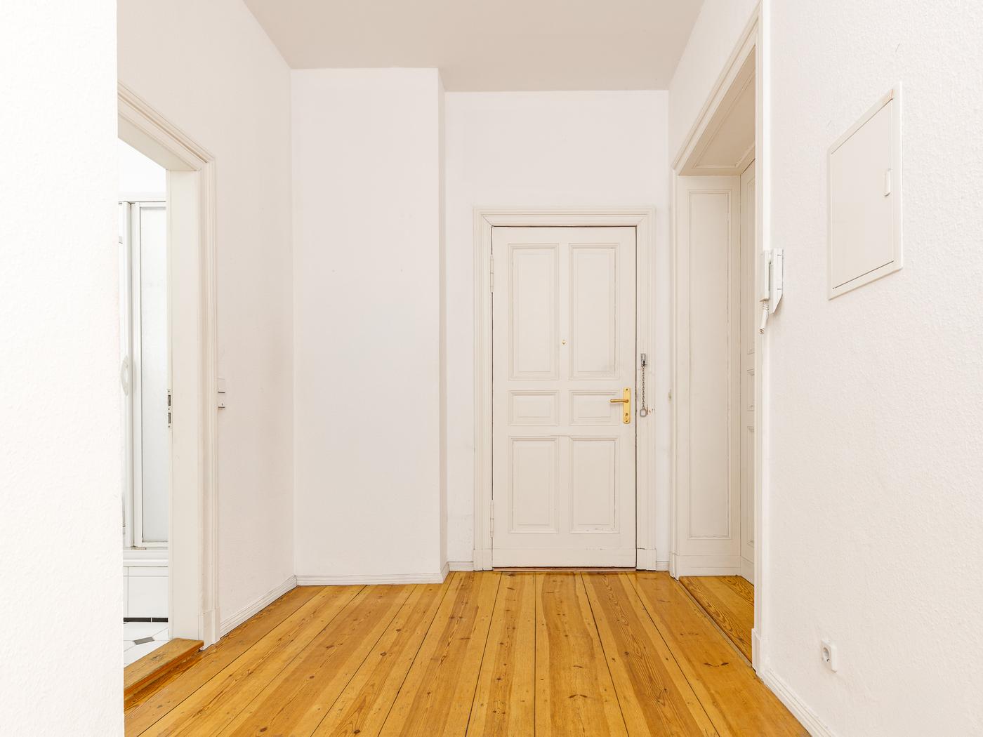 Großzügiger Eingangsbereich mit Gegensprechanlage Großzügiger Eingangsbereich mit Gegensprechanlage