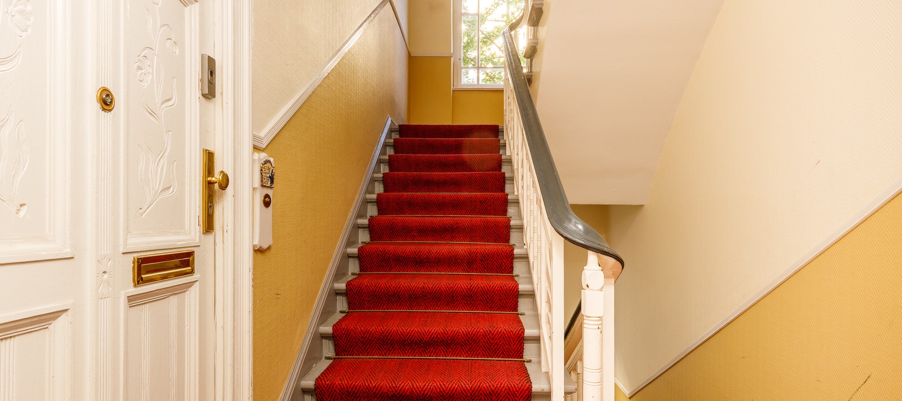 Gepflegtes Treppenhaus mit Sisal-Teppich Gepflegtes Treppenhaus mit Sisal-Teppich