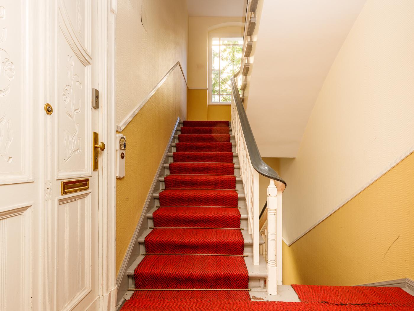 Gepflegtes Treppenhaus mit Sisal-Teppich Gepflegtes Treppenhaus mit Sisal-Teppich