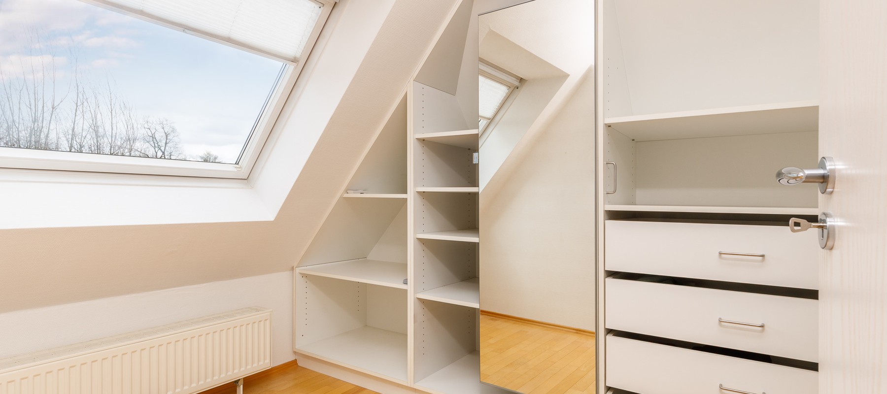 Walk-in dressing room with built-in wardrobe system Walk-in dressing room with built-in wardrobe system