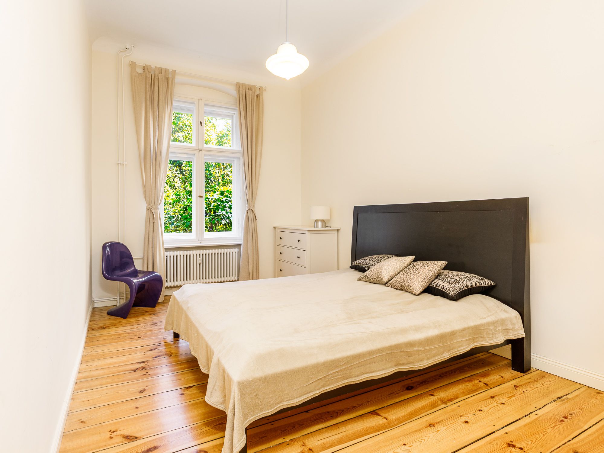 Schlafzimmer mit schöner Ausstattung 