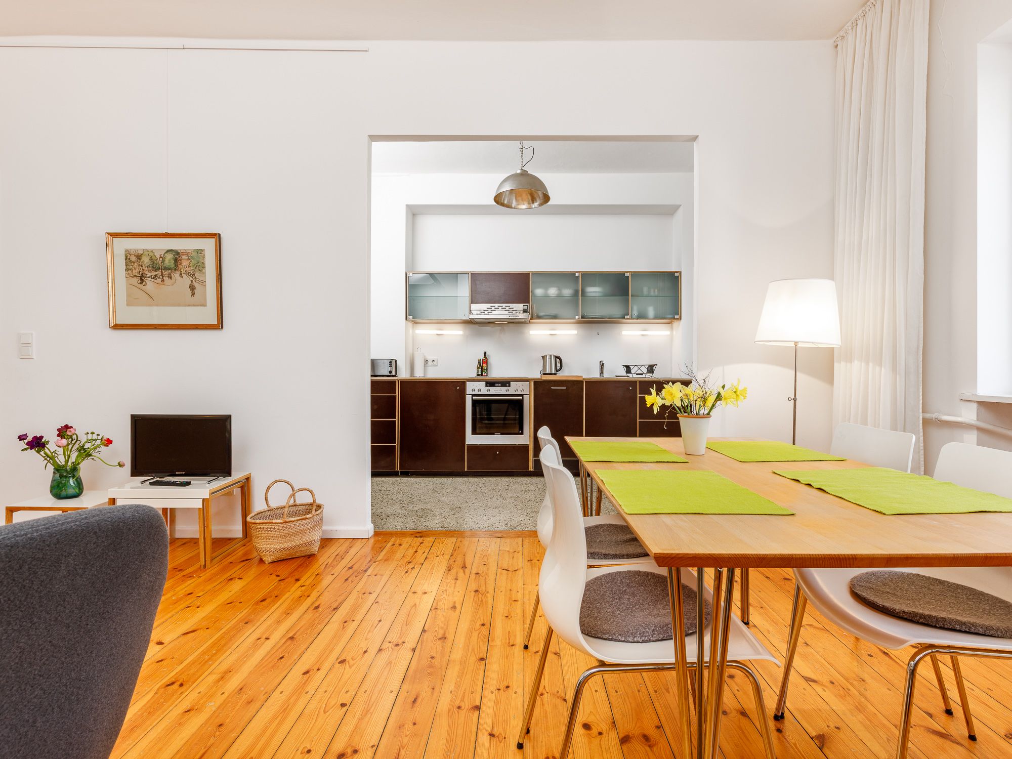 Spacious living & dining area 