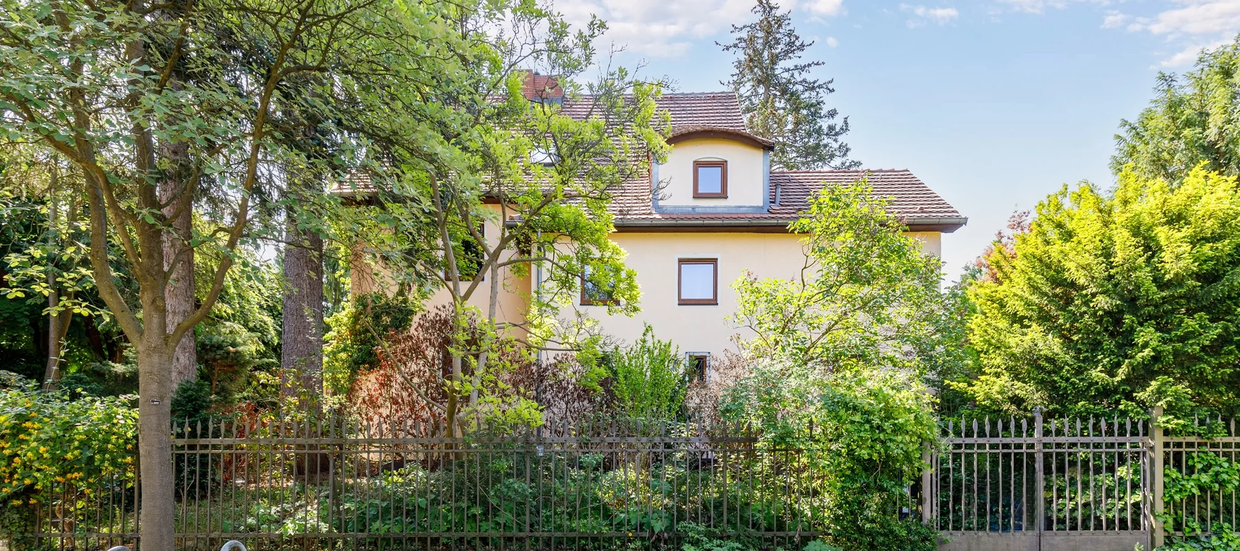 Sonnenverwöhnte Villa mit Swimmingpool – exklusives Anwesen für stilvolles Wohnen