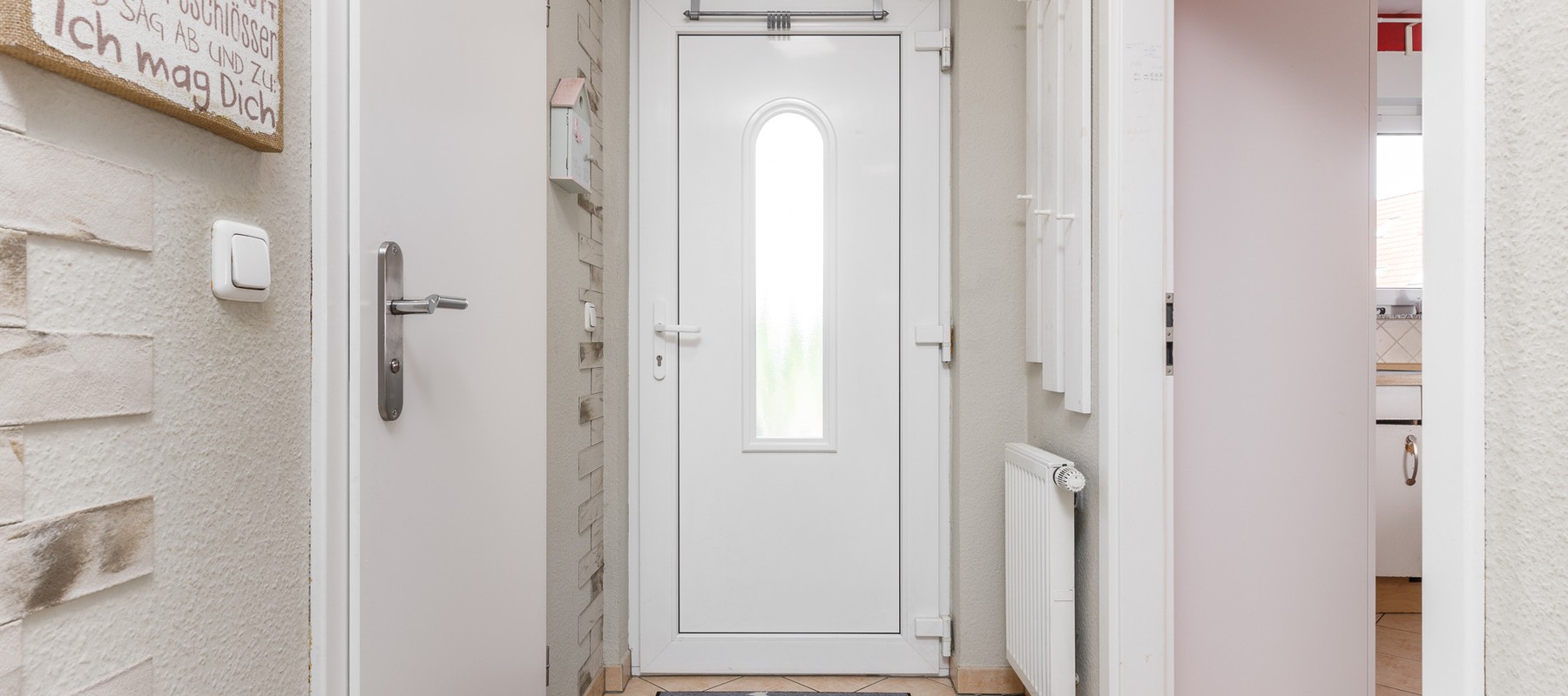 Eingangsbereich mit Sicherheitstür Eingangsbereich mit Sicherheitstür