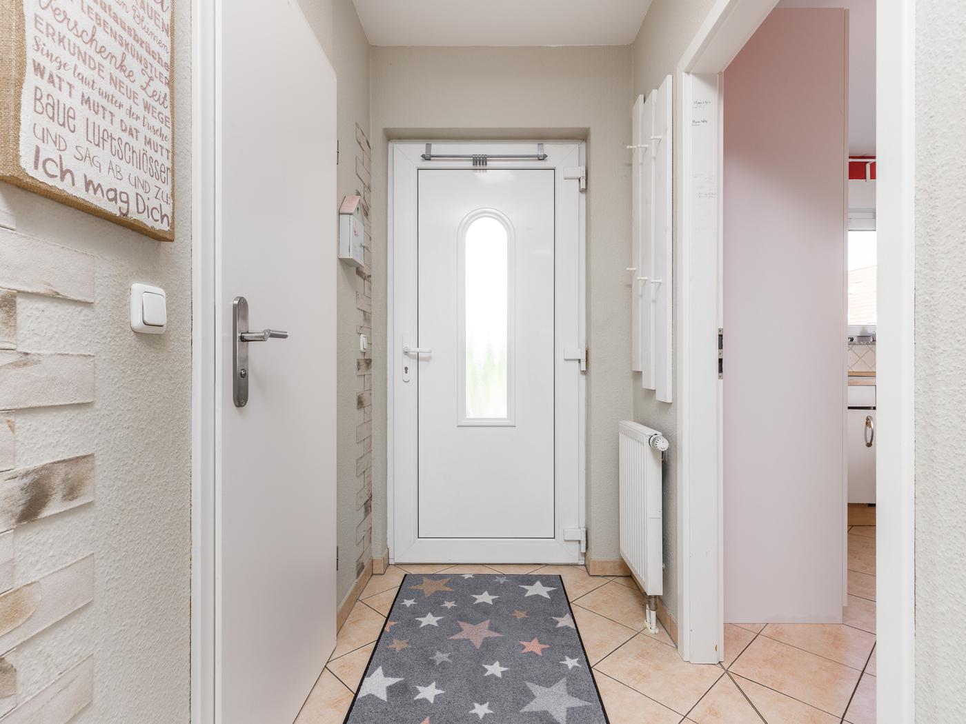 Eingangsbereich mit Sicherheitstür Eingangsbereich mit Sicherheitstür