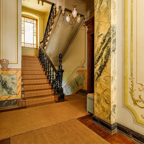 Altbau Treppenhaus Sisalteppich Jugendstil