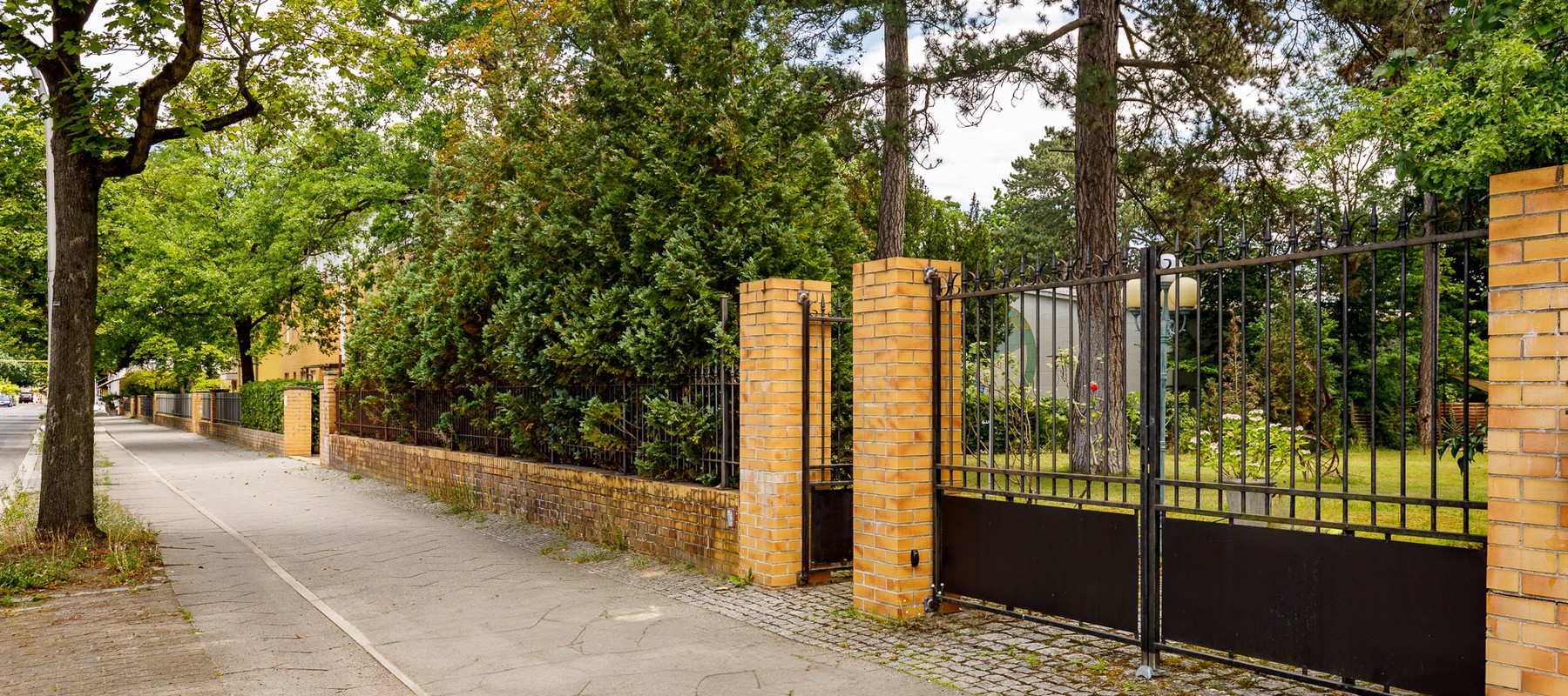 Großzügige Liegenschaft mit historischem Hoftor Großzügige Liegenschaft mit historischem Hoftor