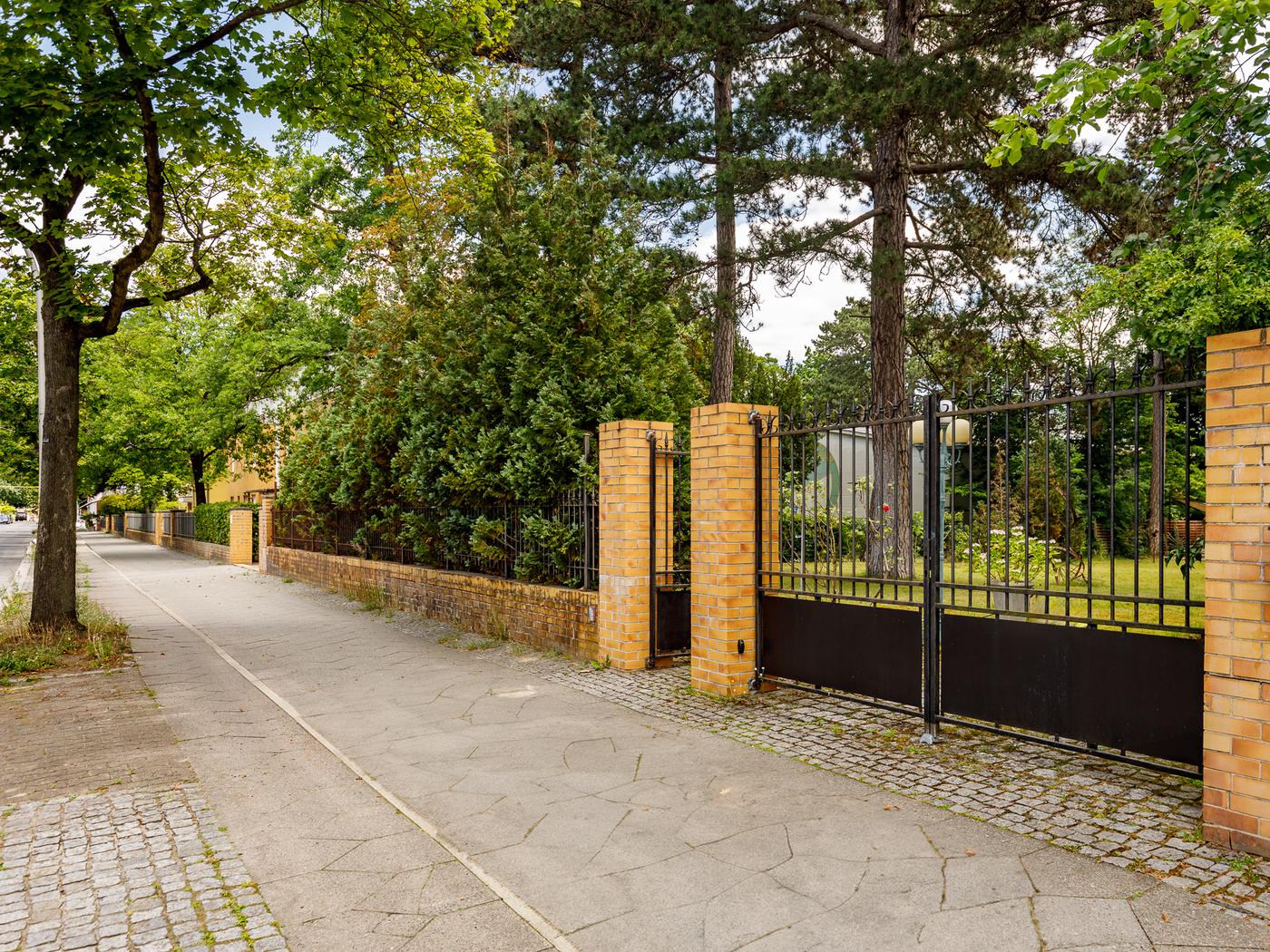 Großzügige Liegenschaft mit historischem Hoftor Großzügige Liegenschaft mit historischem Hoftor