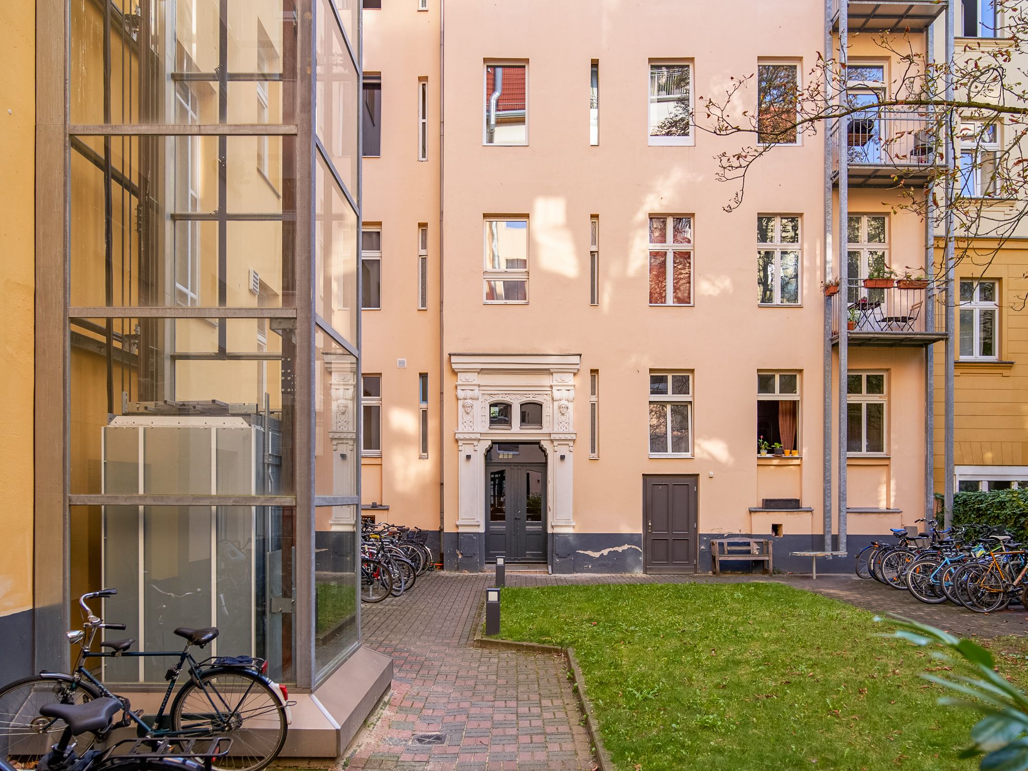 Gepflegter Innenhof mit Fahrradabstellmöglichkeiten  