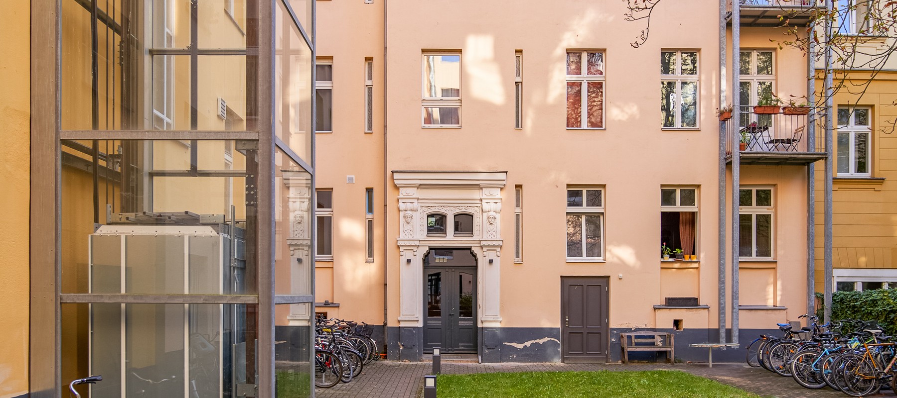 Gepflegter Innenhof mit Fahrradabstellmöglichkeiten Gepflegter Innenhof mit Fahrradabstellmöglichkeiten