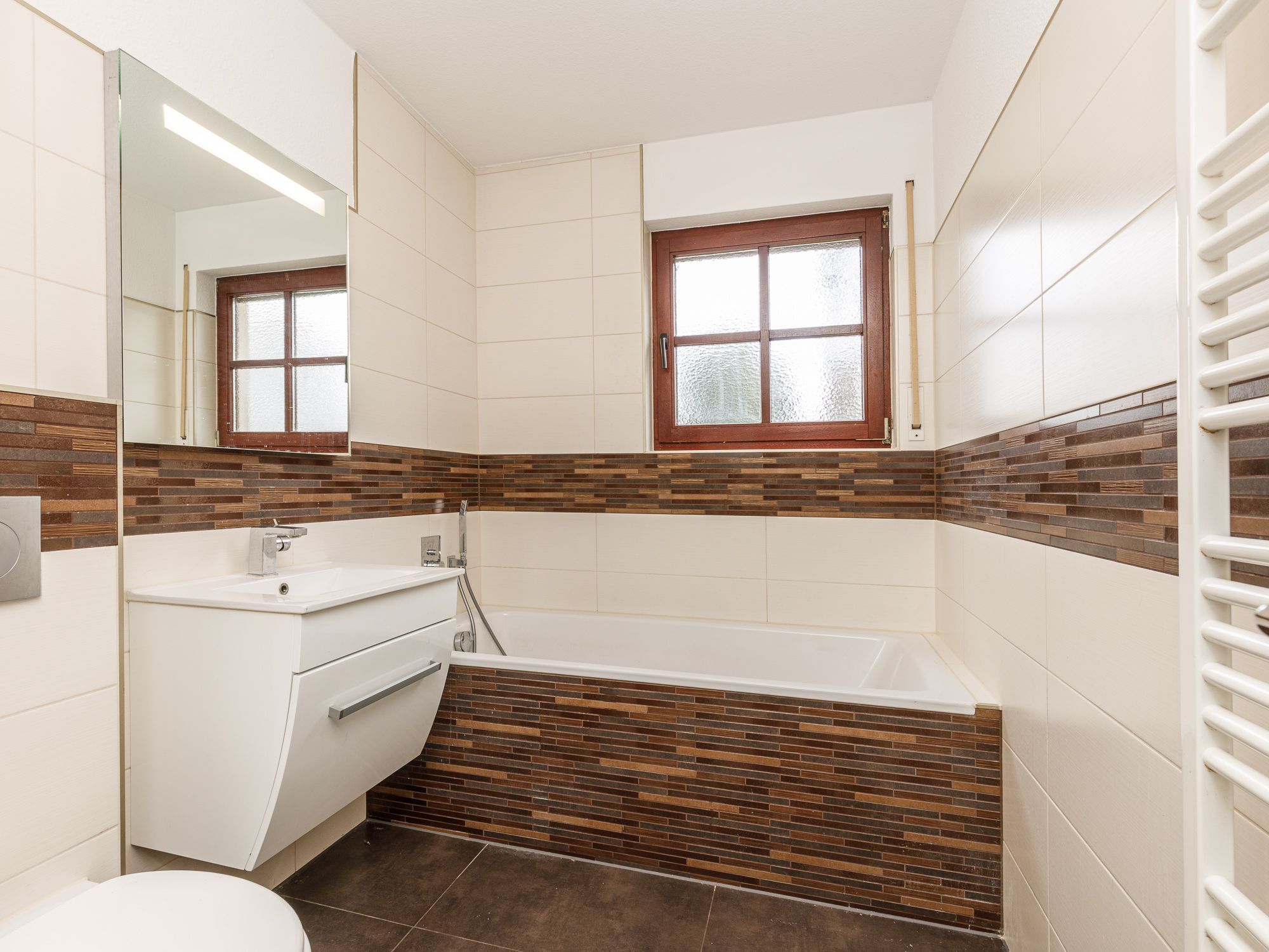 Modernes, tagesbelichtetes Wannenbad 