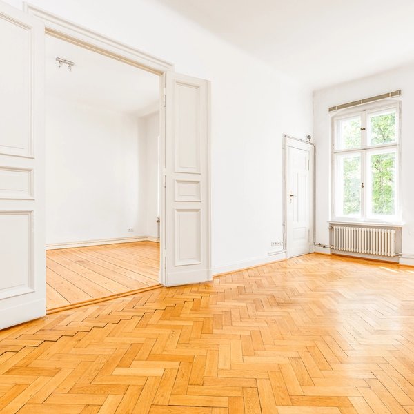 Altbauzimmer Parkettboden Flügeltüren Doppelkastenfenster