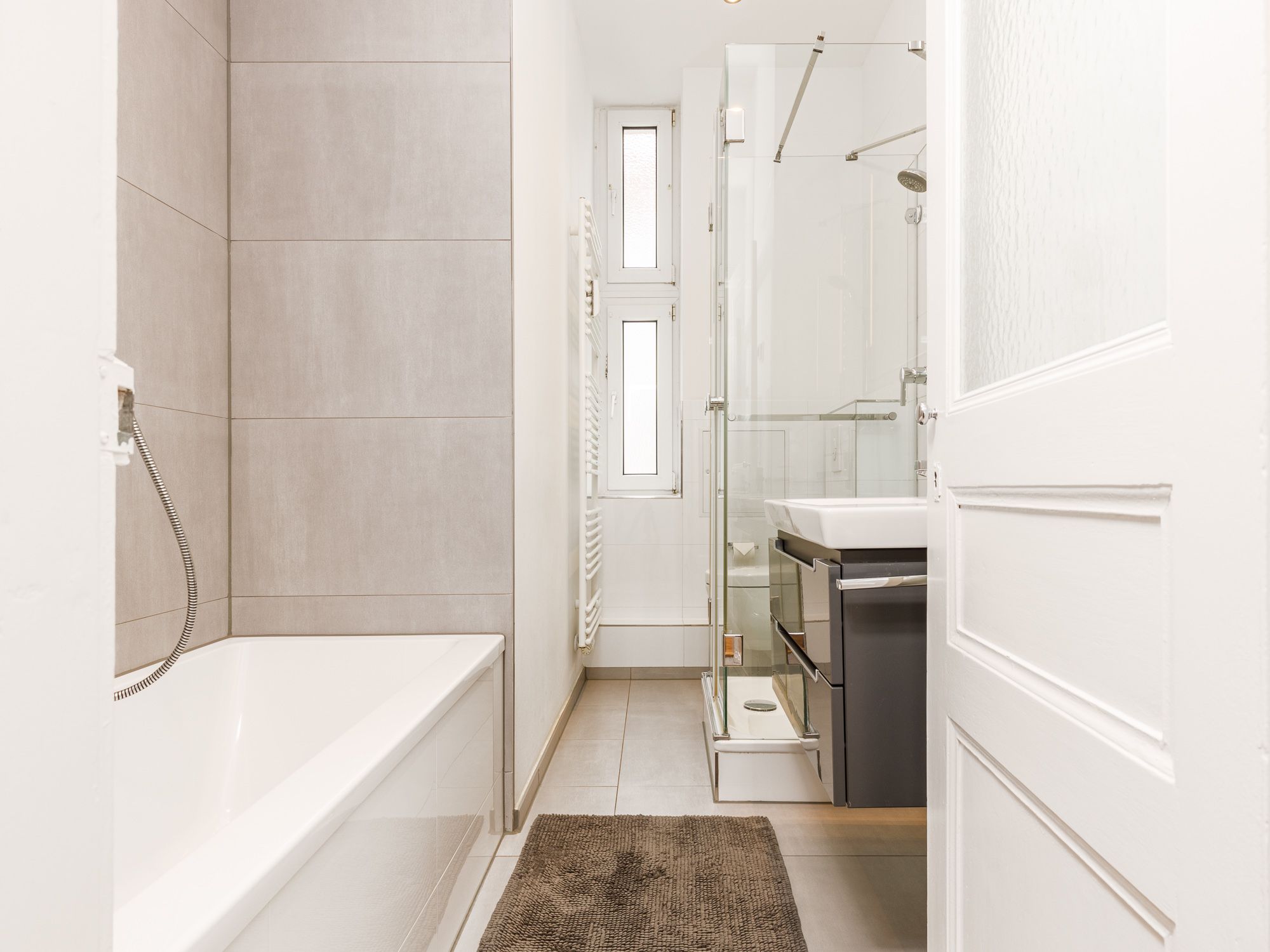 Tagesbelichtetes Vollbad mit separater Wanne & walk-in Rainshower 