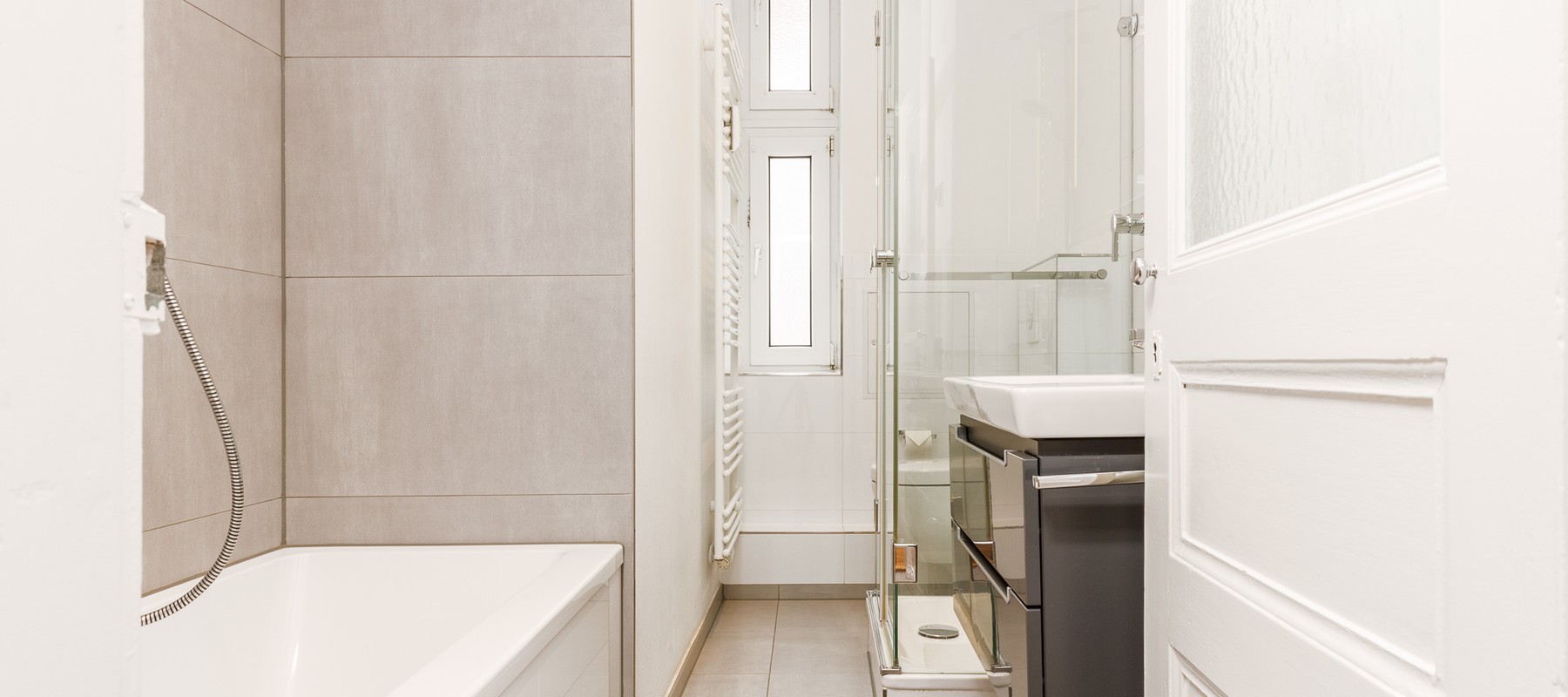 Tagesbelichtetes Vollbad mit separater Wanne & walk-in Rainshower Tagesbelichtetes Vollbad mit separater Wanne & walk-in Rainshower